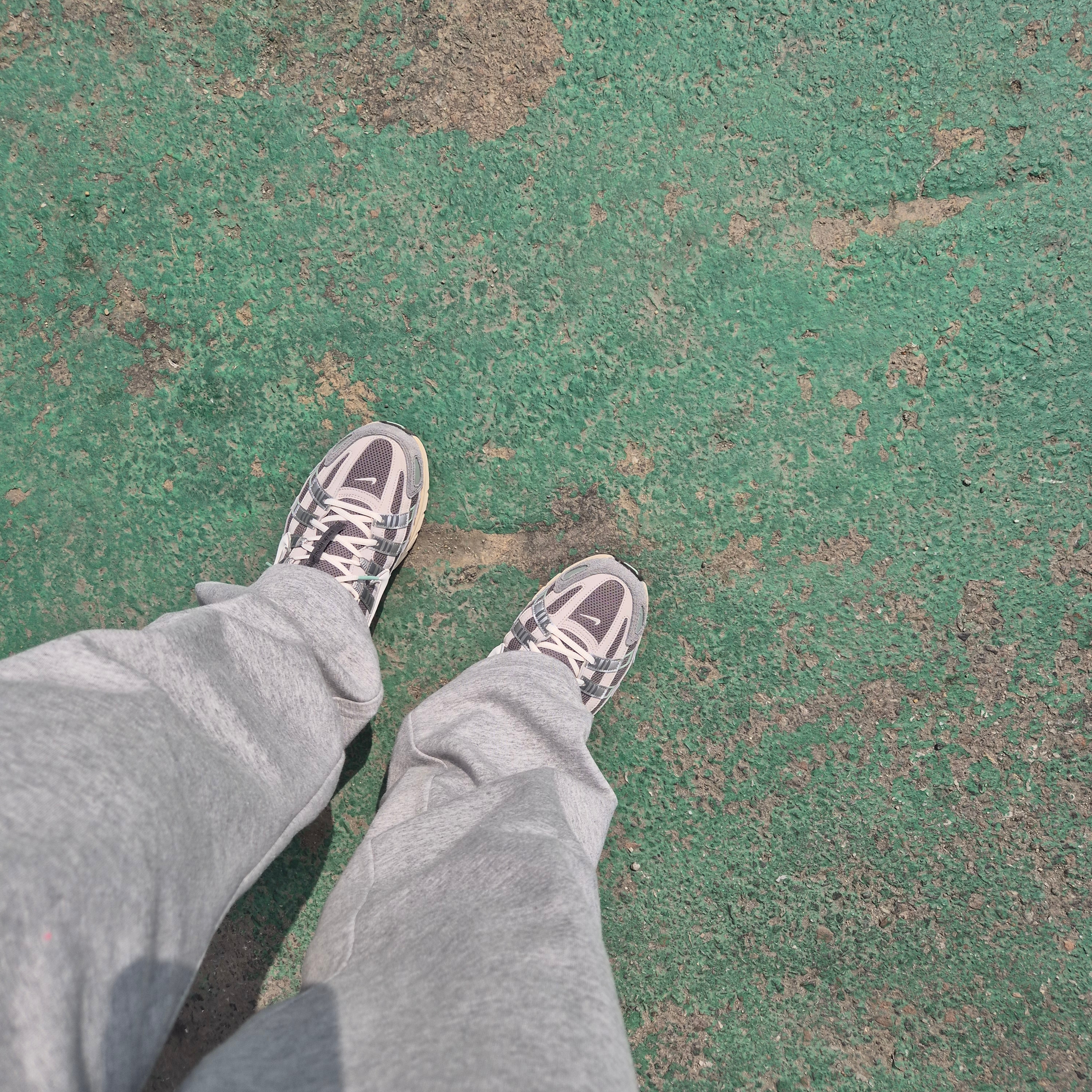 Nike P-6000 Flat Pewter Light Iron Ore 착용 스타일 - 1