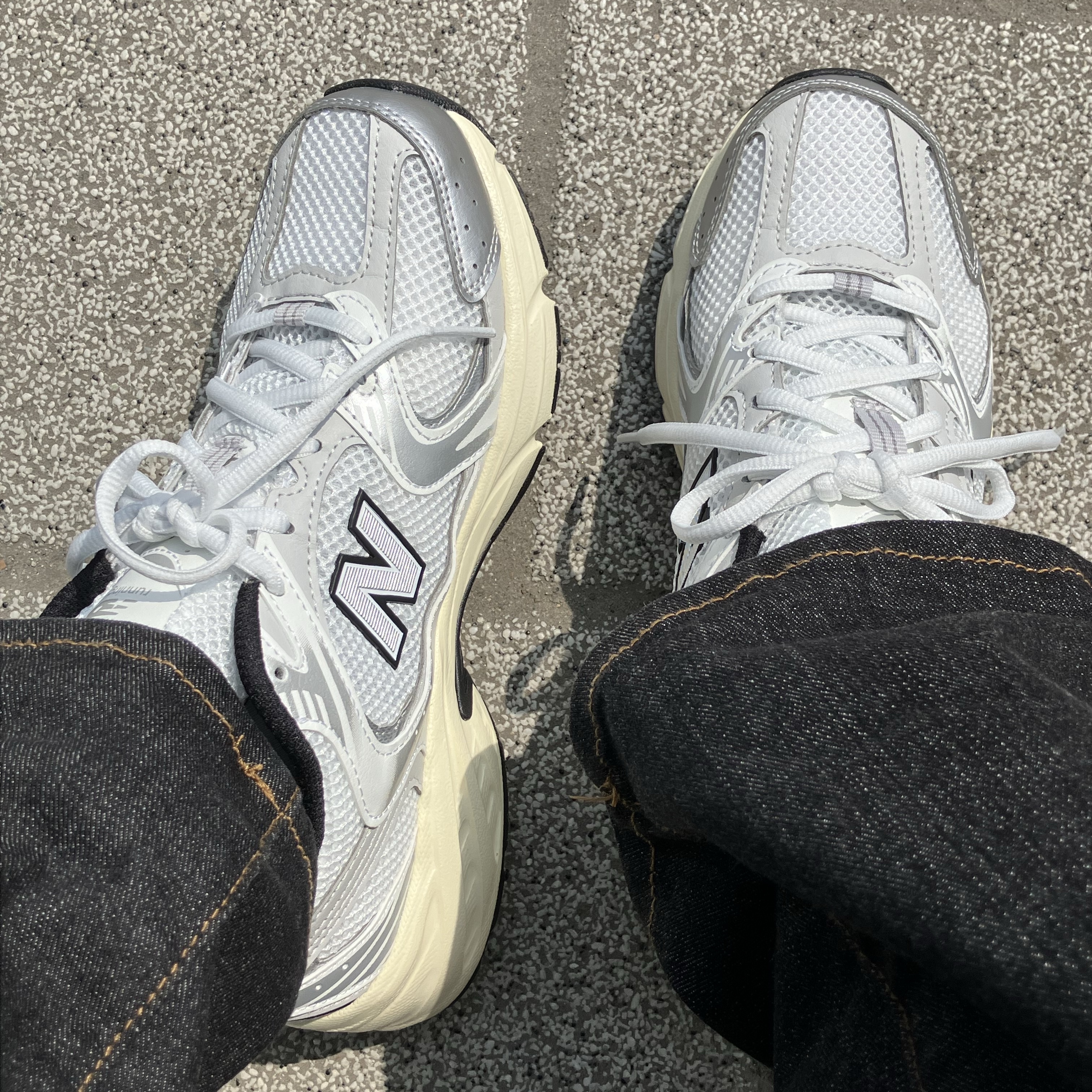 New Balance 530 Silver Cream 착용 스타일