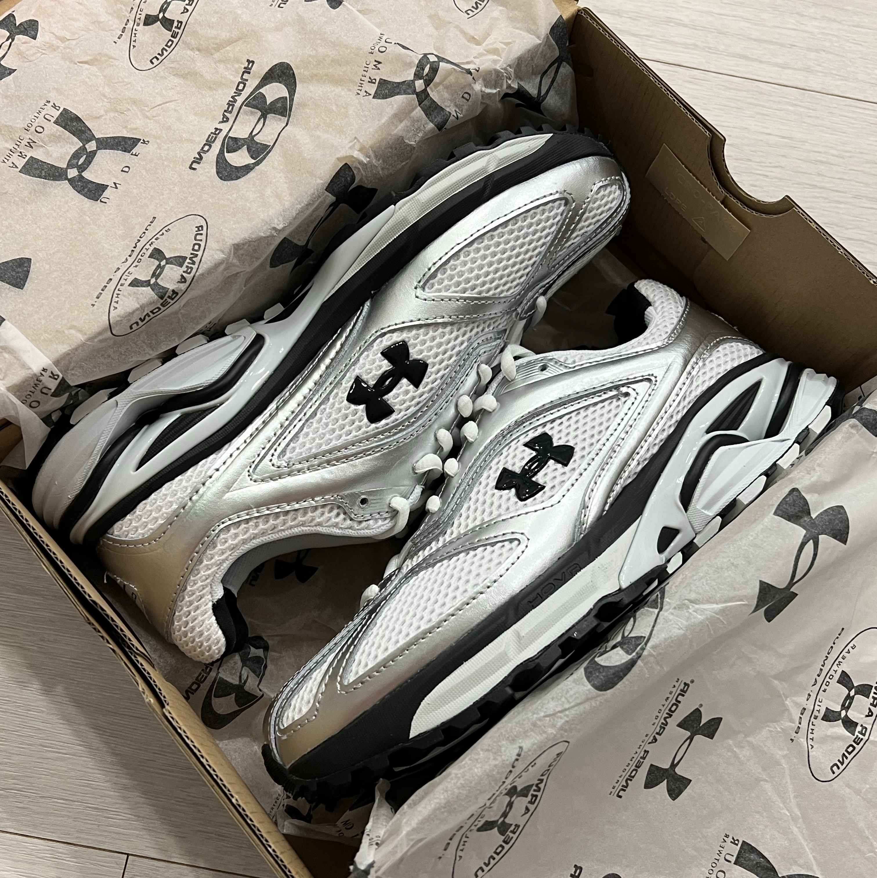 Under Armour Hovr Apparition White Metallic Silver 착용 스타일 - 1