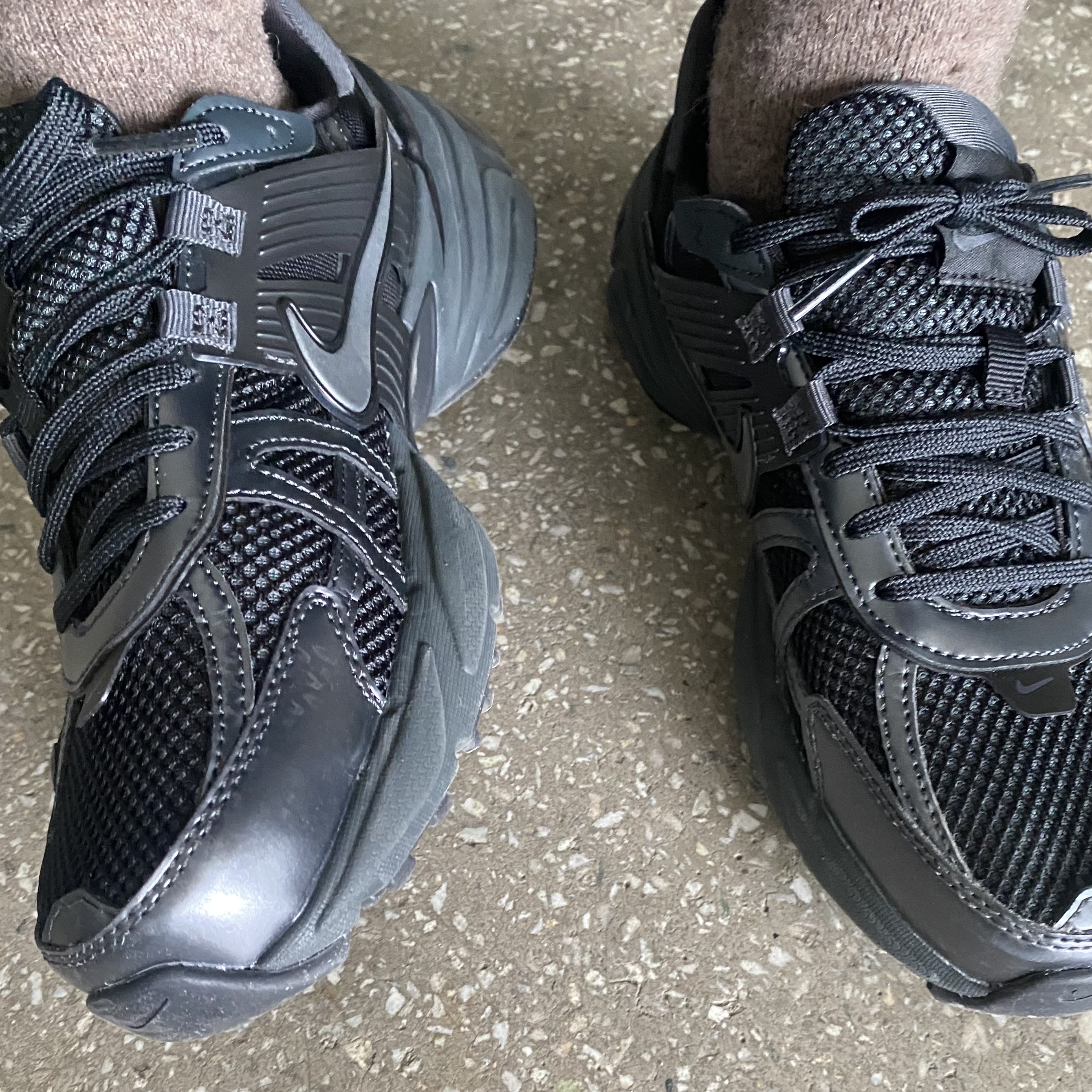 Nike V2K Run Black Anthracite 착용 스타일