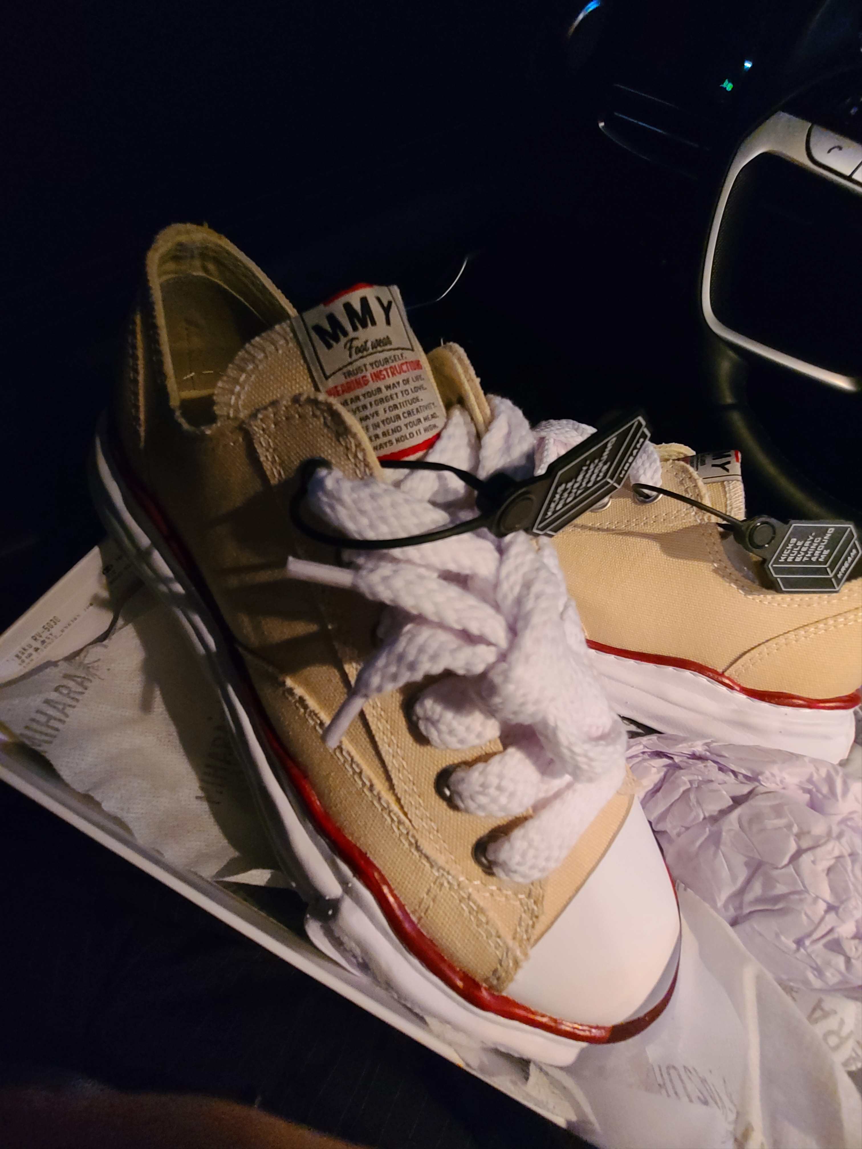 Lemaire Small Croissant Bag Soft Nappa Leather Dark Chocolate, Maison Mihara Yasuhiro Peterson OG Sole Canvas Low-top Sneakers Natural 착용 스타일 - 3