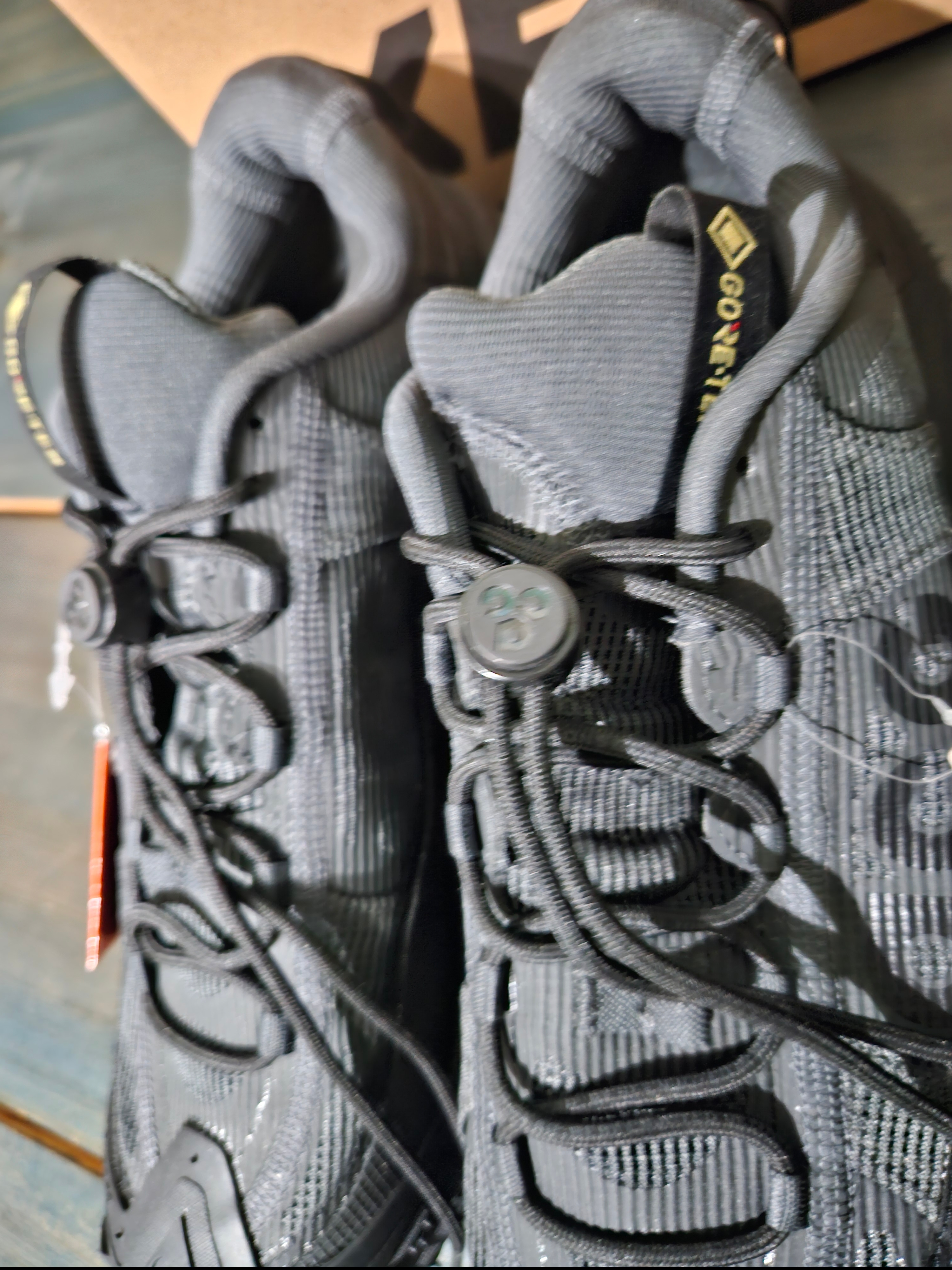 Nike ACG Mountain Fly 2 Low Gore-Tex Black and Dark Smoke Grey 착용 스타일 - 7
