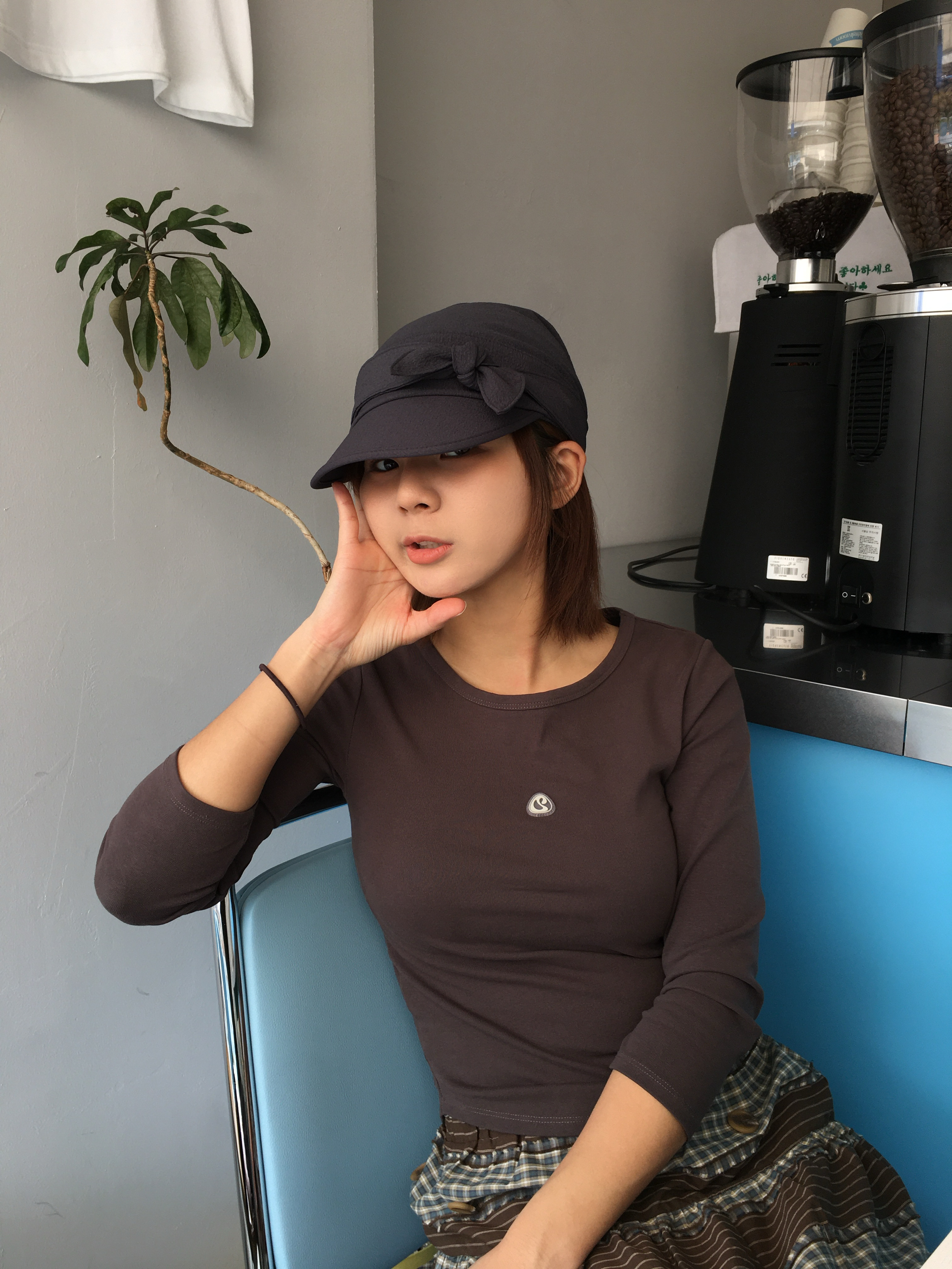 COYSEIO Ribbon Tie Cap Charcoal, Coyseio Symbol Logo Capri Sleeves Dark Brown 착용 스타일