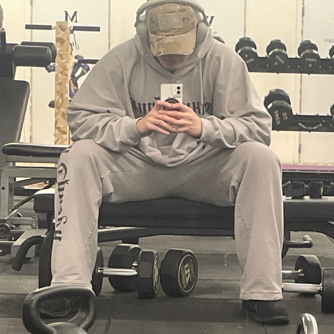 Yeezy x Gosha Rubchinskiy Tribune Herald HD-01 Hoodie Mocha, Yeezy x Gosha Rubchinskiy Tribune Herald SP-01 Pants Mocha 착용 스타일