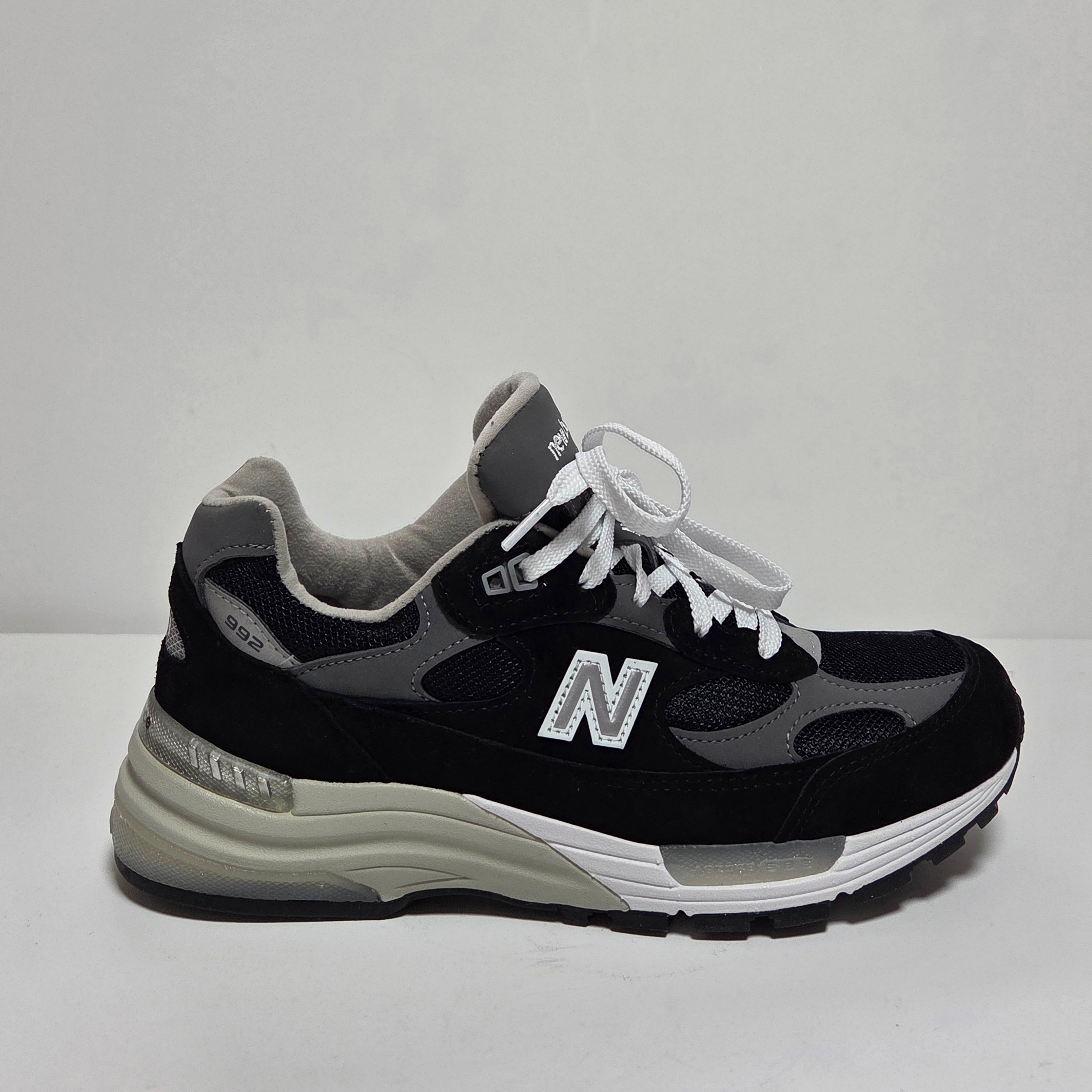 New Balance 992 Made in USA Core Black Grey 착용 스타일 - 2