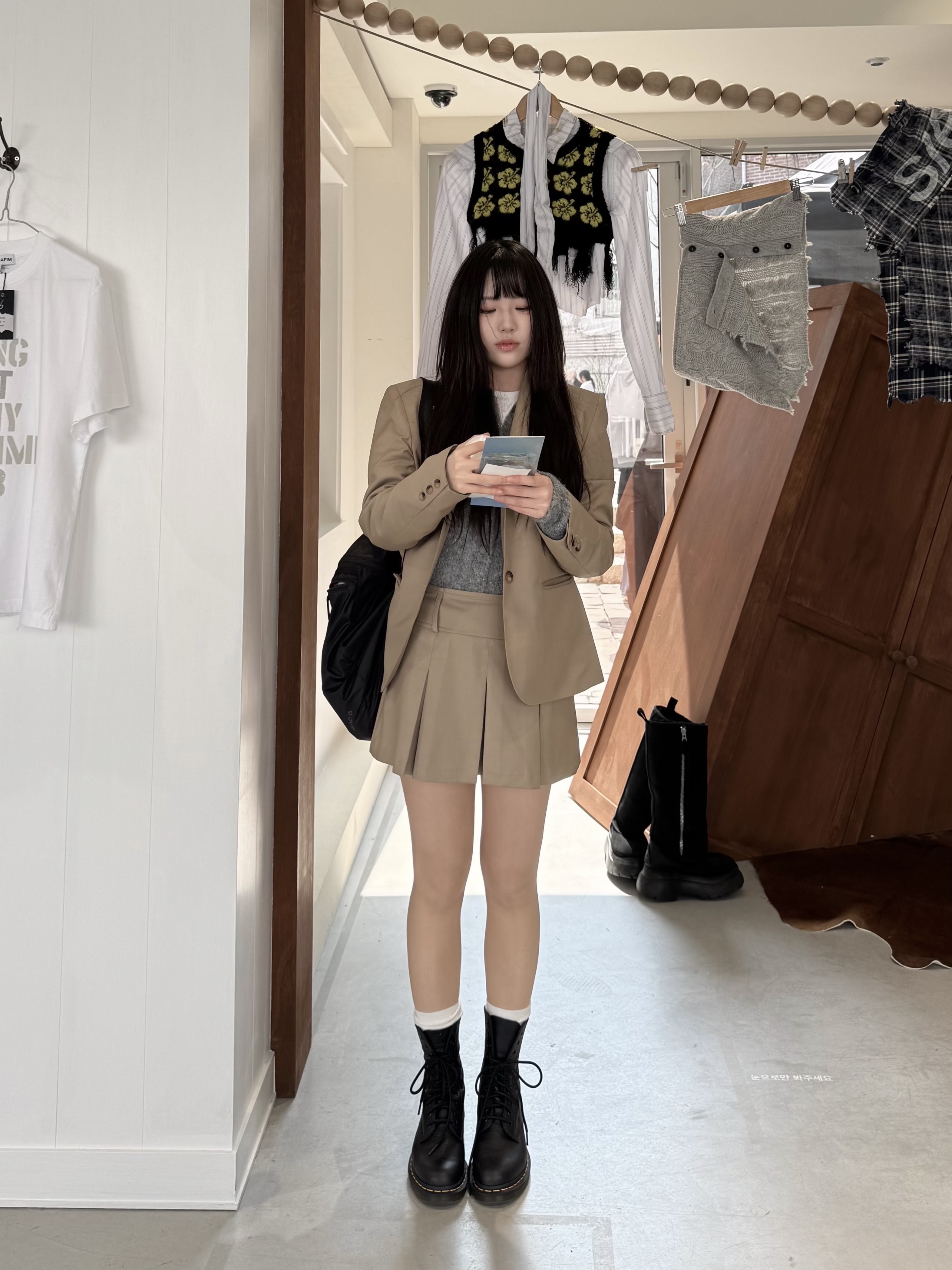 Dr. Martens Women 1490 Virginia Black, Arc'teryx Heliad 15 Backpack Black 착용 스타일 - 3