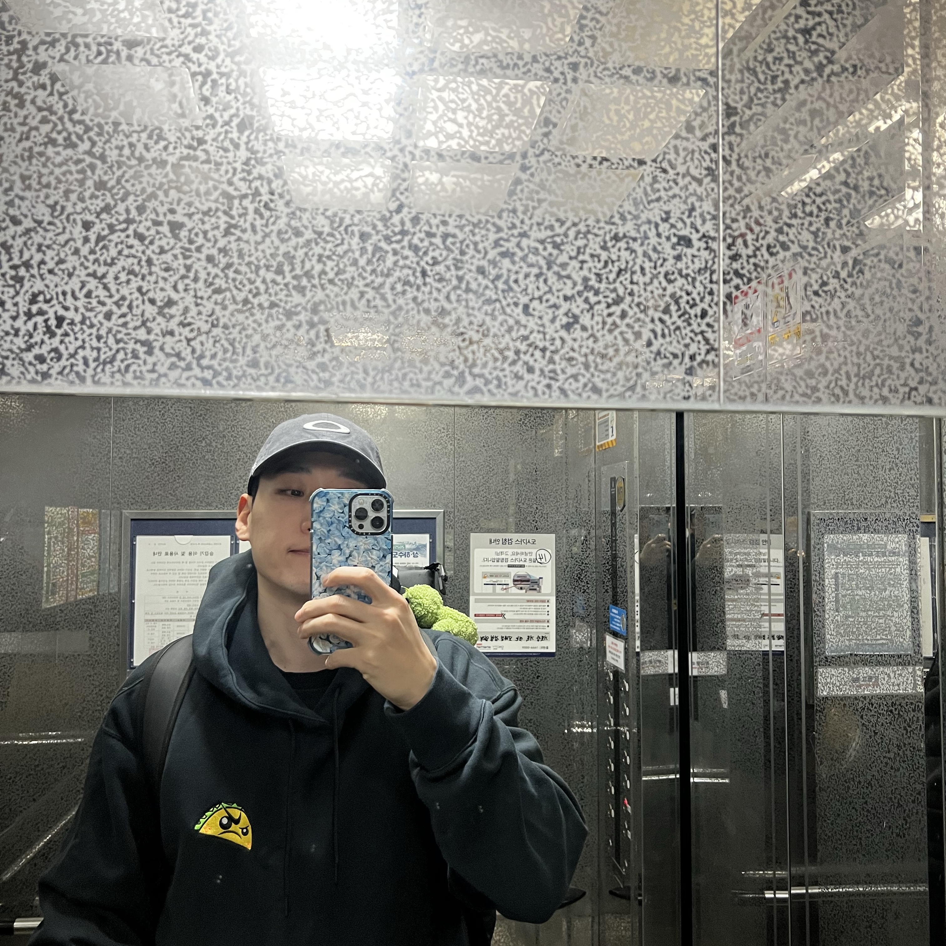 Oakley Remix Dad Hat Blackout, Jordan Tatum Taco Jay Hoodie Black - Asia 착용 스타일