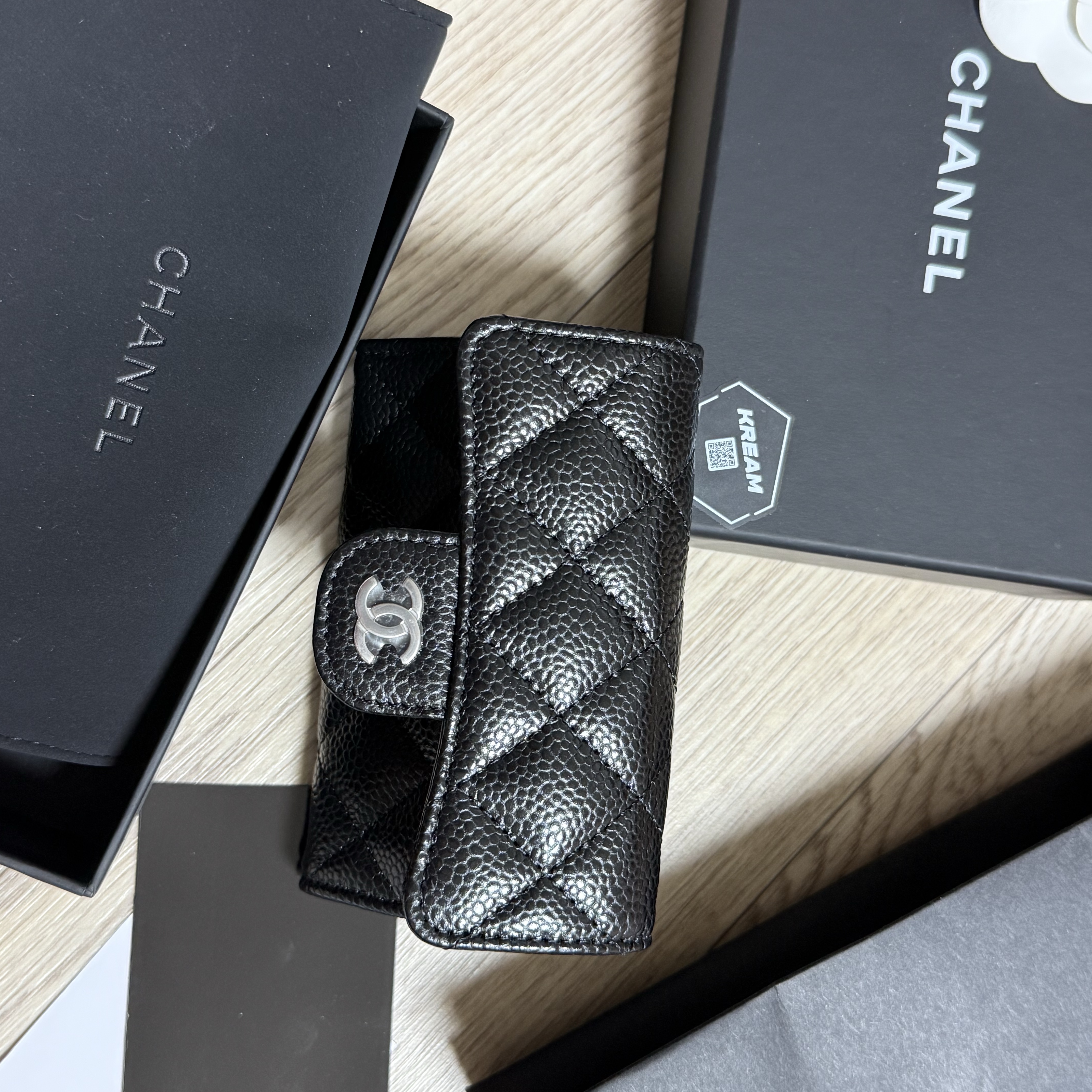 Chanel Classic Card Holder Grained Calfskin & Silver Black 착용 스타일