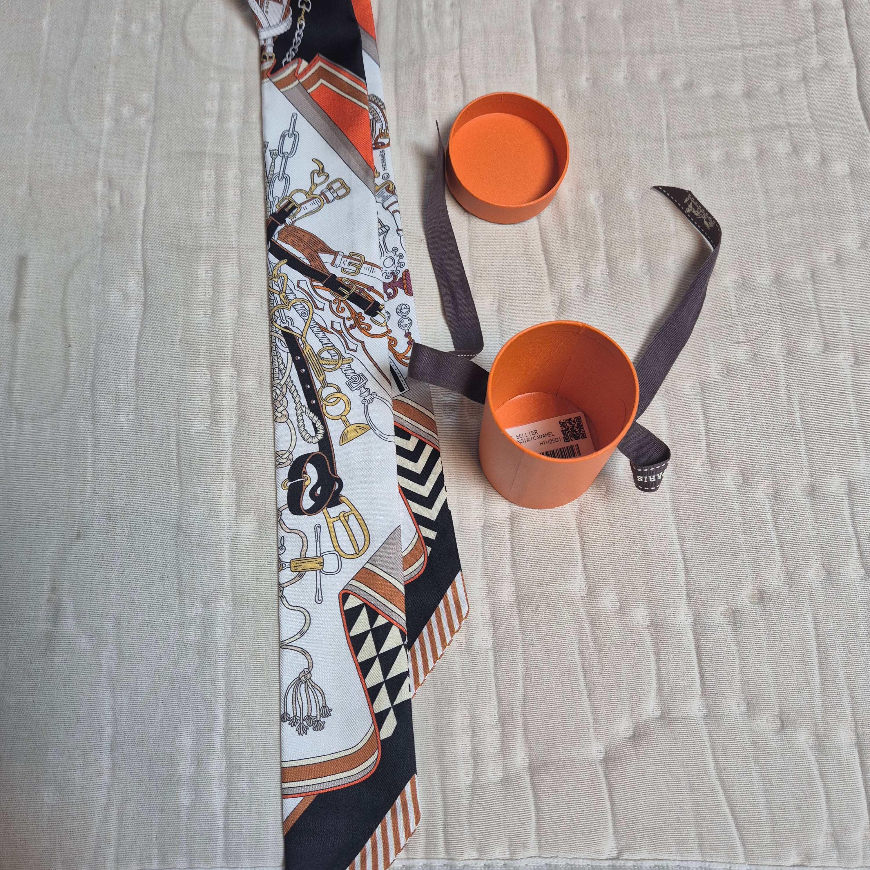 (W) Hermes Bouquets Sellier Twilly Blanc Noir Caramel 착용 스타일 - 2