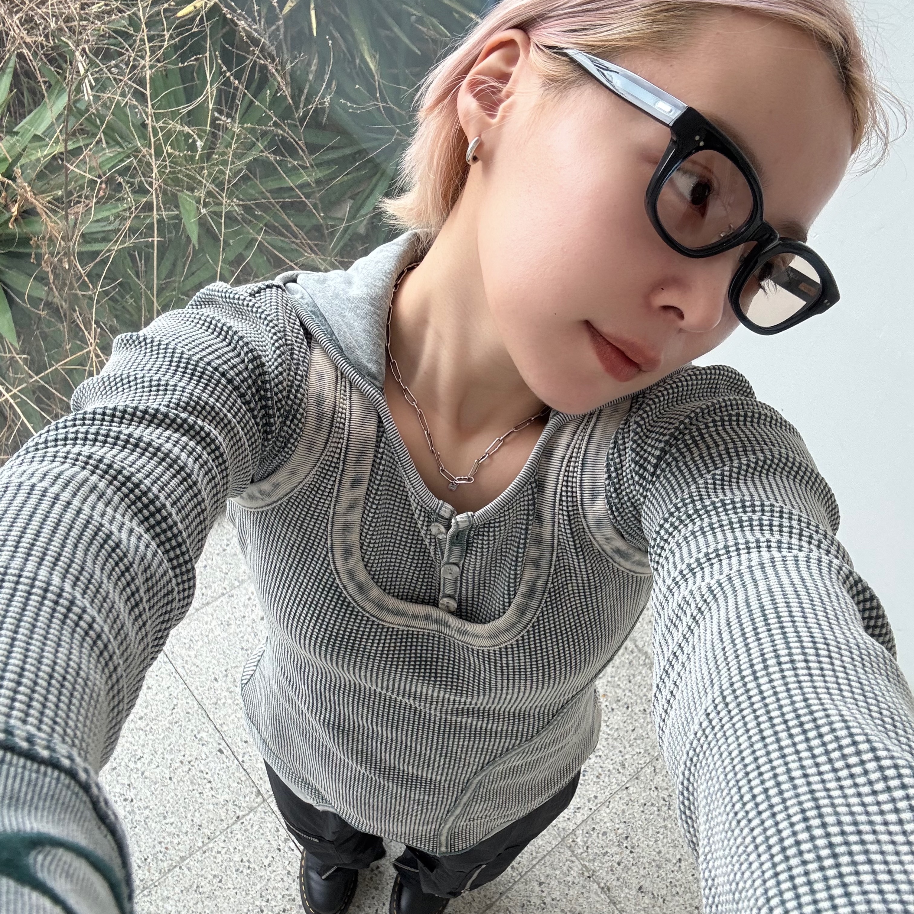 (W) Mischief Layered Waffle Hoodie Set Bleached Khaki 착용 스타일