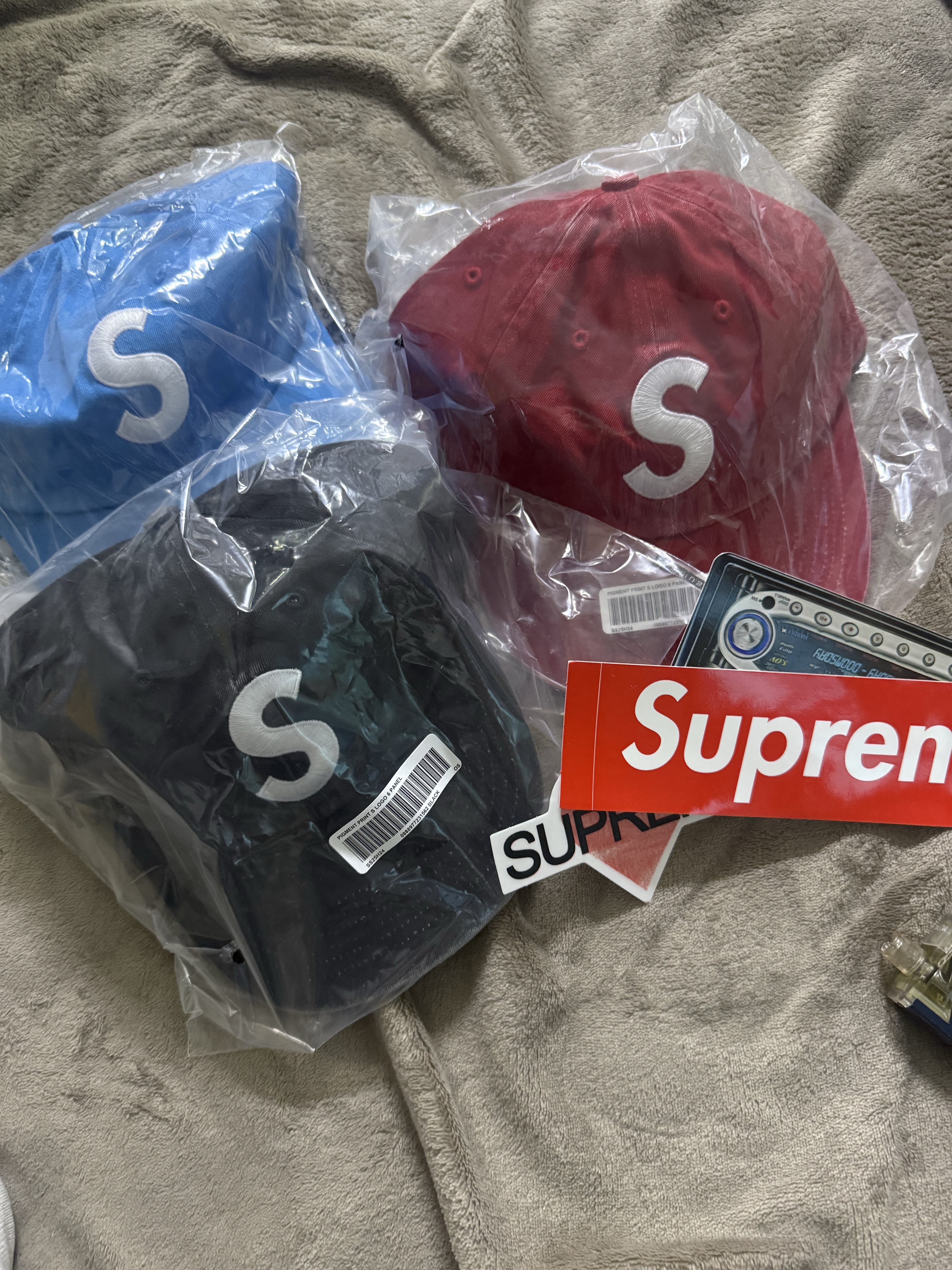 Supreme Pigment Coated S Logo 6-Panel Black - 25SS, Supreme Pigment Coated S Logo 6-Panel Red - 25SS 착용 스타일