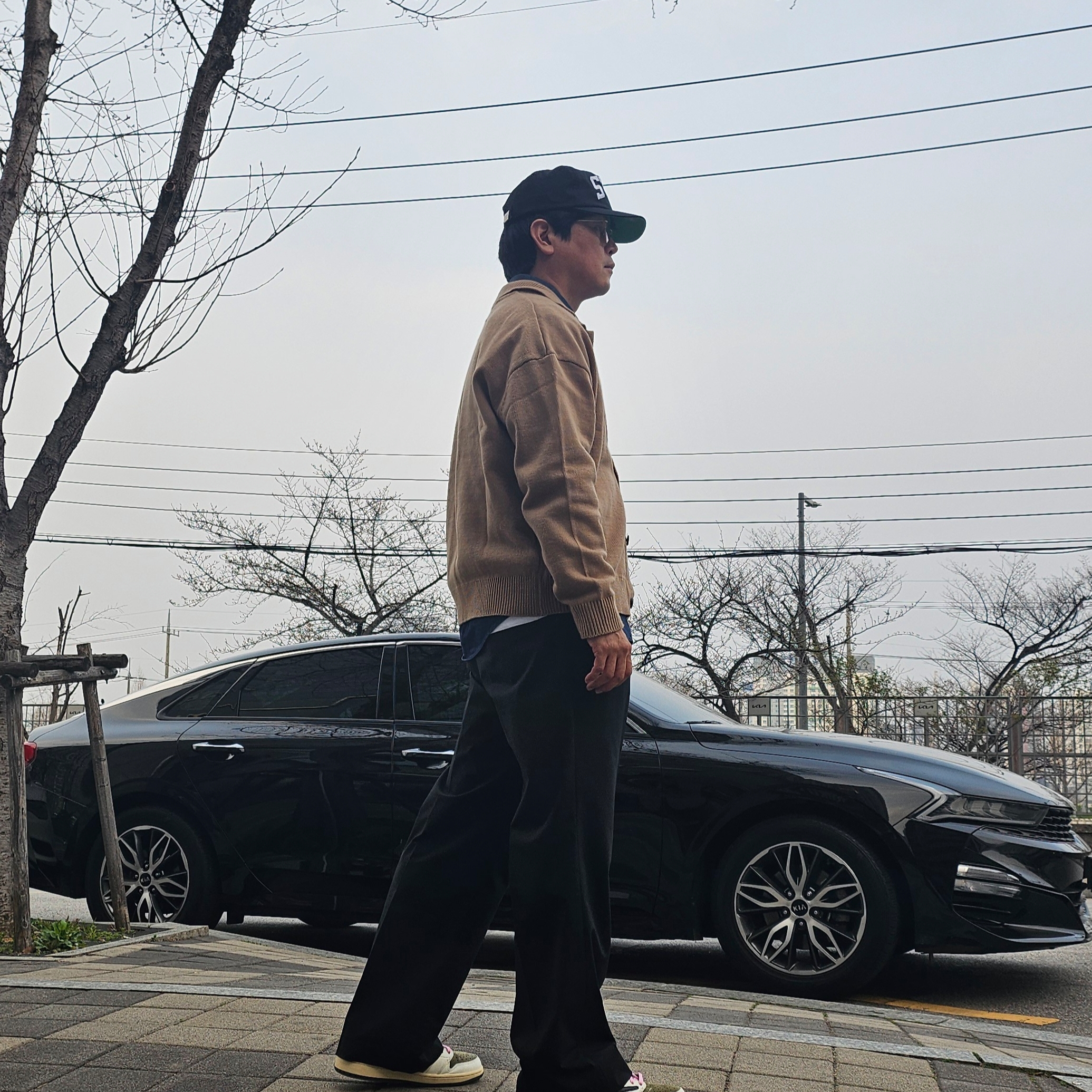 Jordan 1 x Travis Scott Retro Low OG SP Reverse Olive, Stussy Stu Arch Strapback Cap Black 착용 스타일 - 2