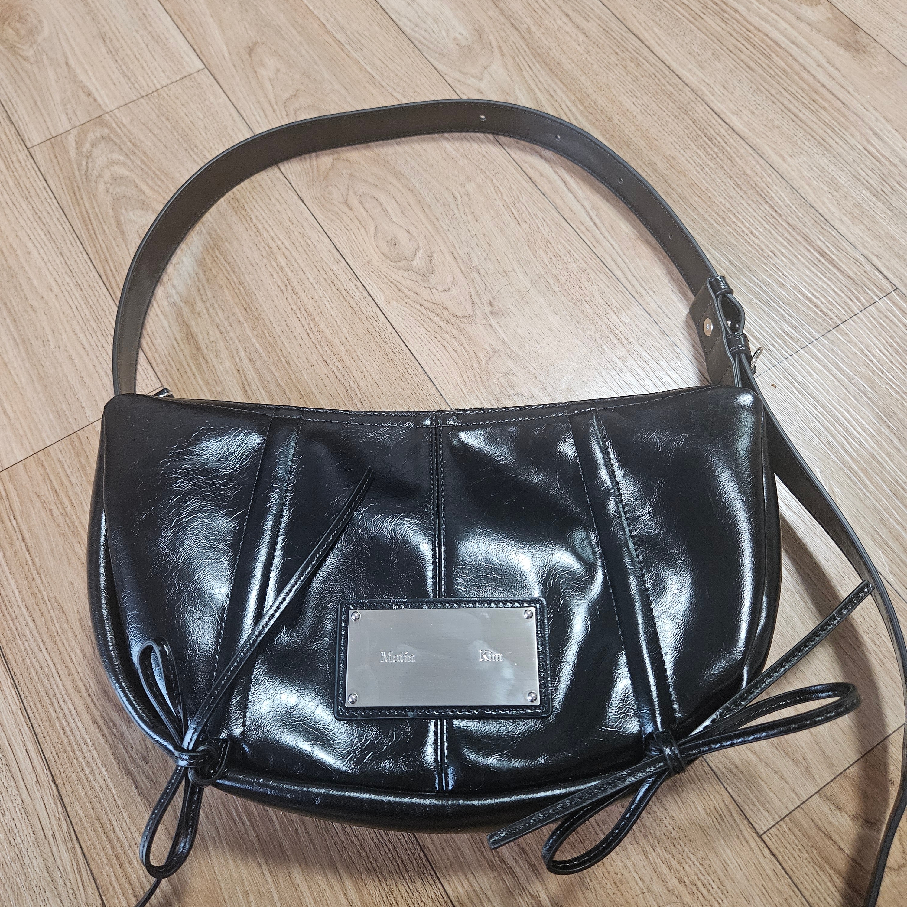 Matin Kim Half Shirring Ribbon Round Bag Black 착용 스타일