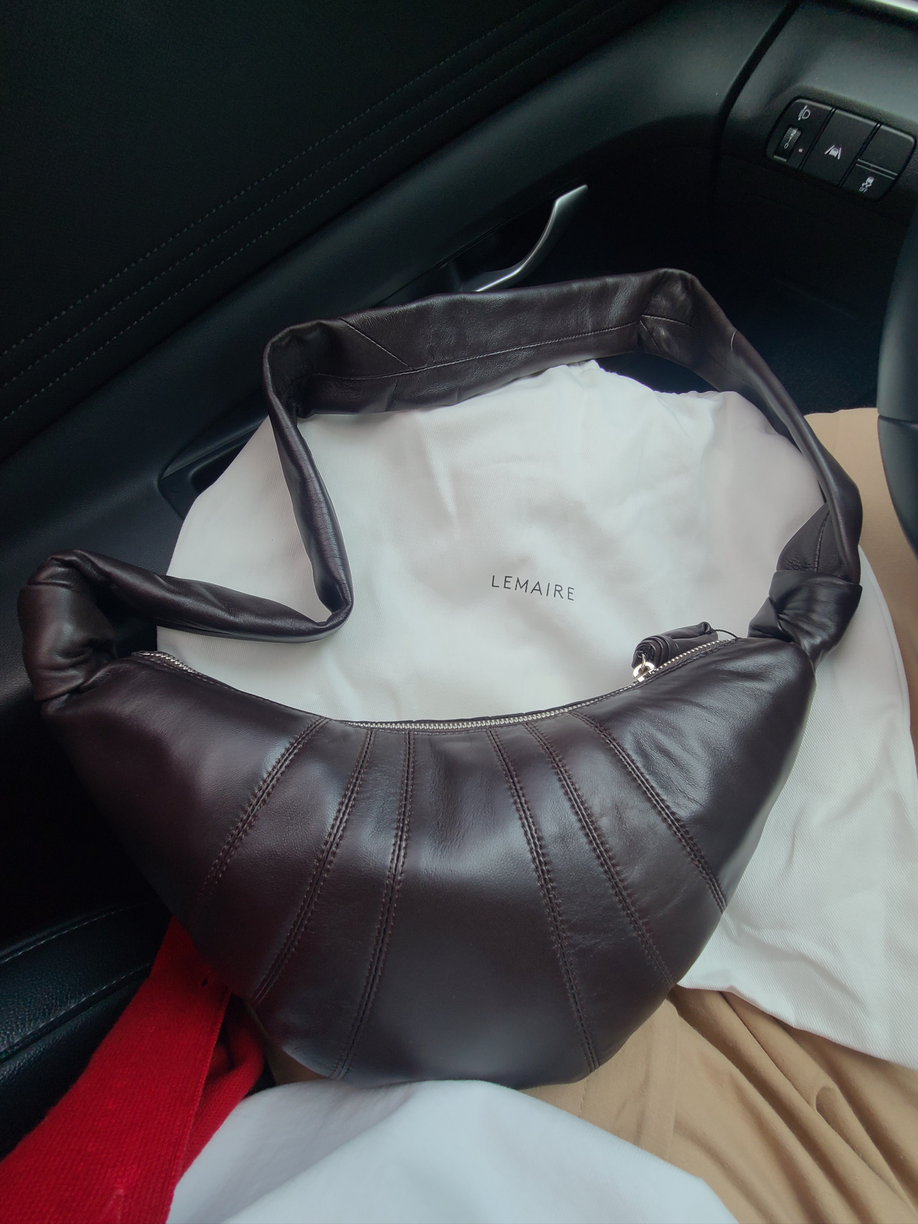 Lemaire Small Croissant Bag Soft Nappa Leather Dark Chocolate, Maison Mihara Yasuhiro Peterson OG Sole Canvas Low-top Sneakers Natural 착용 스타일 - 2