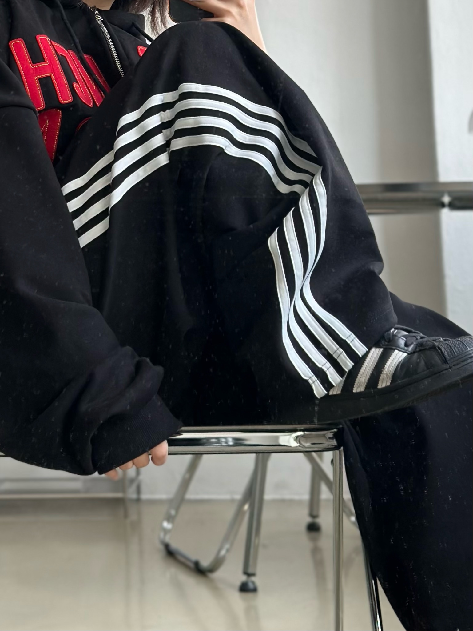Adidas Superstar Core Black White 착용 스타일 - 2