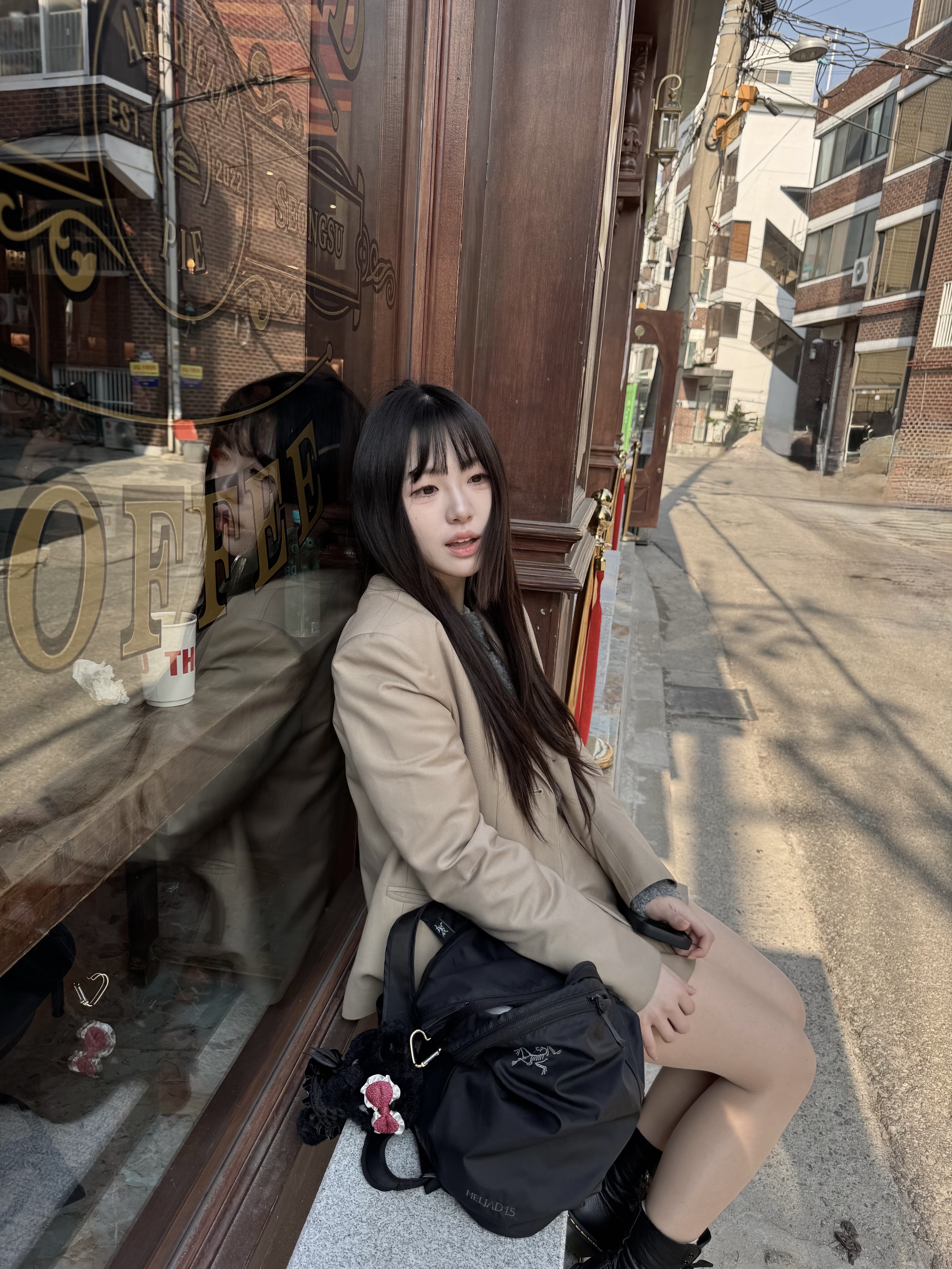 Dr. Martens Women 1490 Virginia Black, Arc'teryx Heliad 15 Backpack Black 착용 스타일 - 5