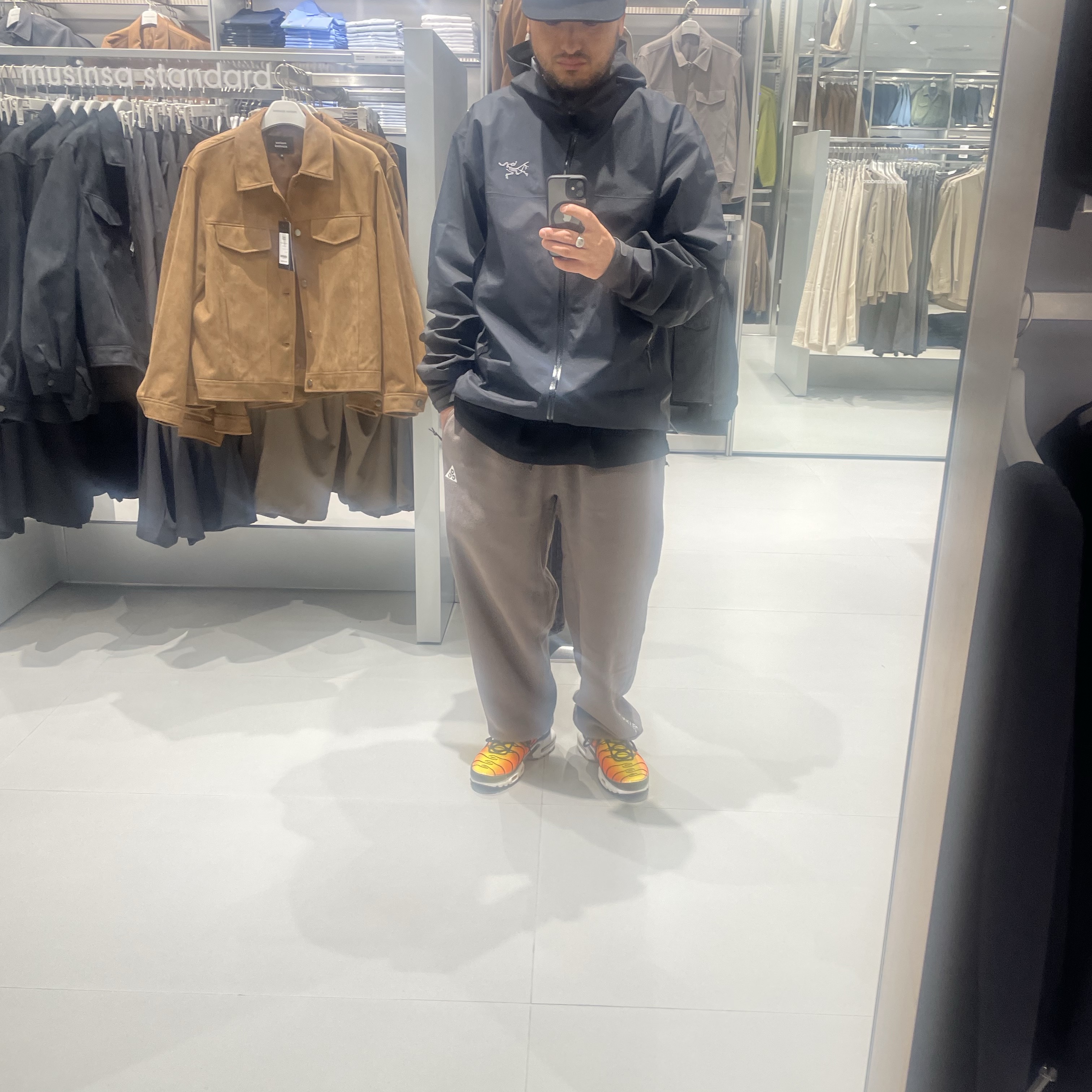 Arc'teryx Beta Jacket Black 착용 스타일