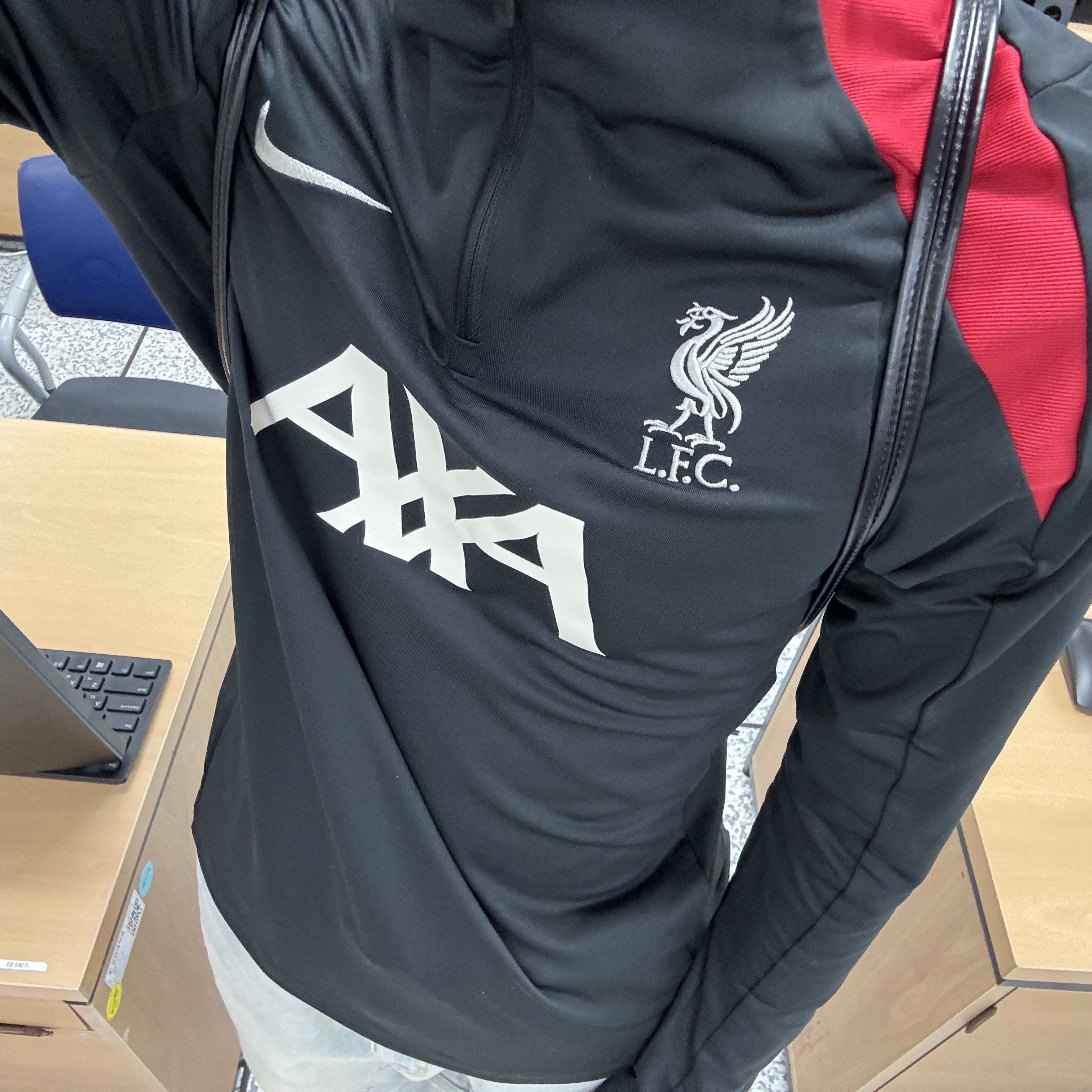 Nike Liverpool FC Strike Dri-Fit Soccer Drill Top Black Gym Red - Asia, Matin Kim String Coating Backpack Black 착용 스타일 - 2