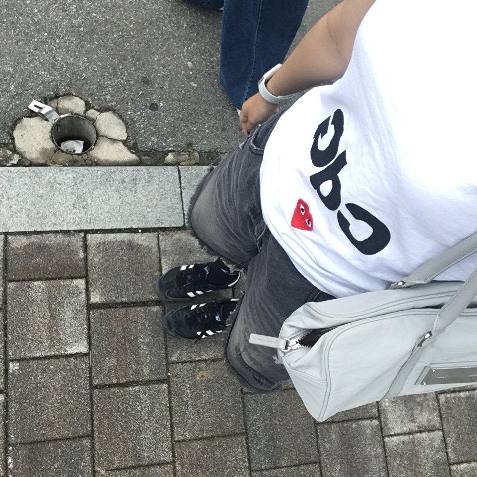 Play Comme des Garcons x CDG T-Shirt White, Adidas Samba OG Black White Gum 착용 스타일