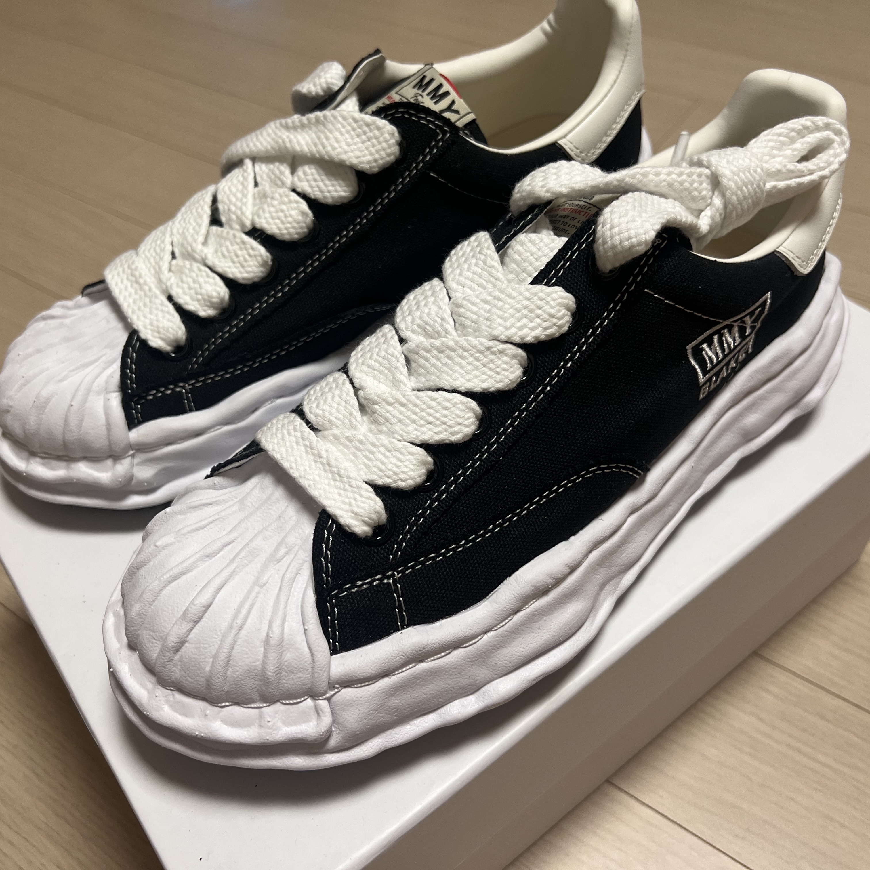 Maison Mihara Yasuhiro Blakey OG Sole Canvas Low-top Sneakers Black White 착용 스타일 - 2