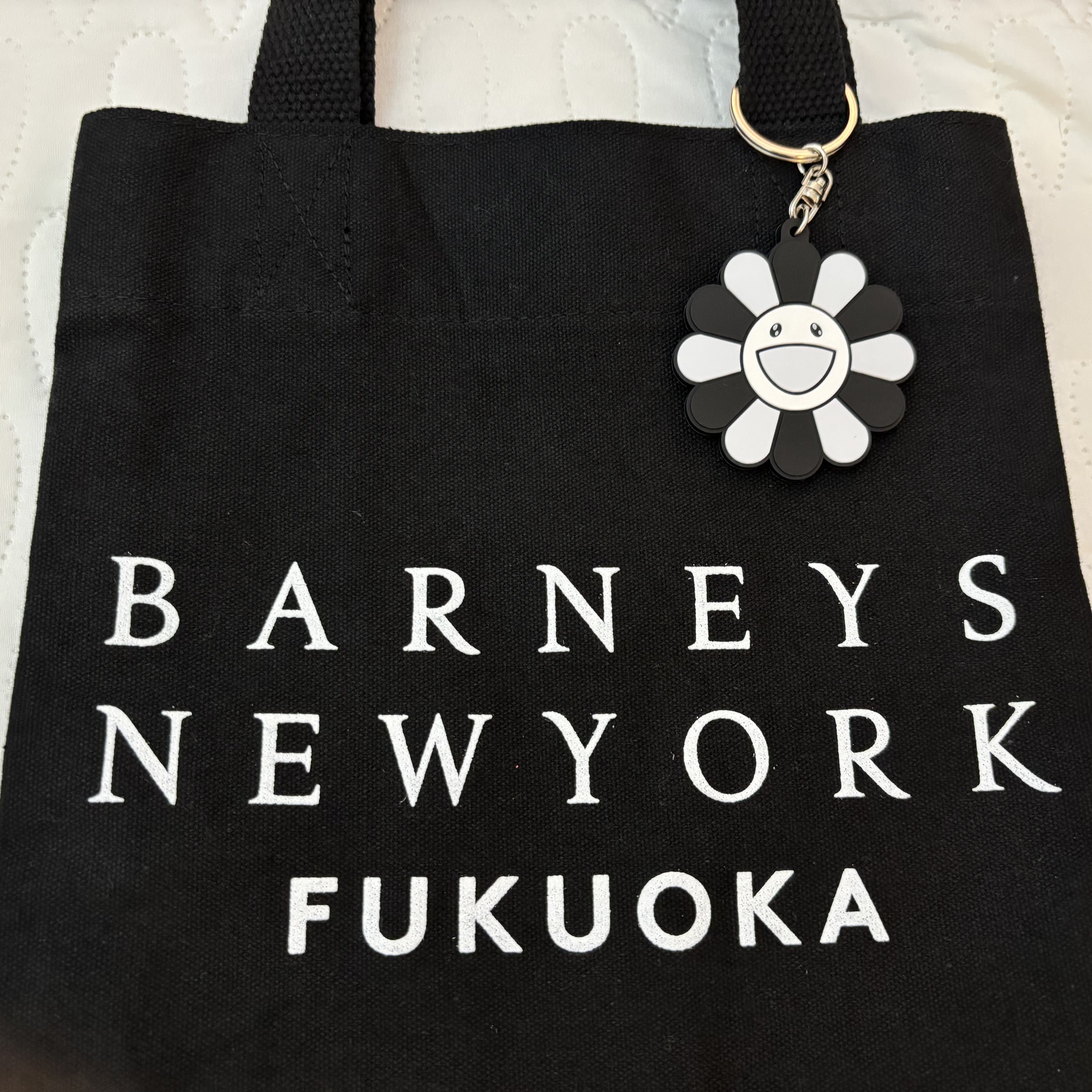Kaikai Kiki Flower Rubber Keyring Gray Black 착용 스타일 - 2