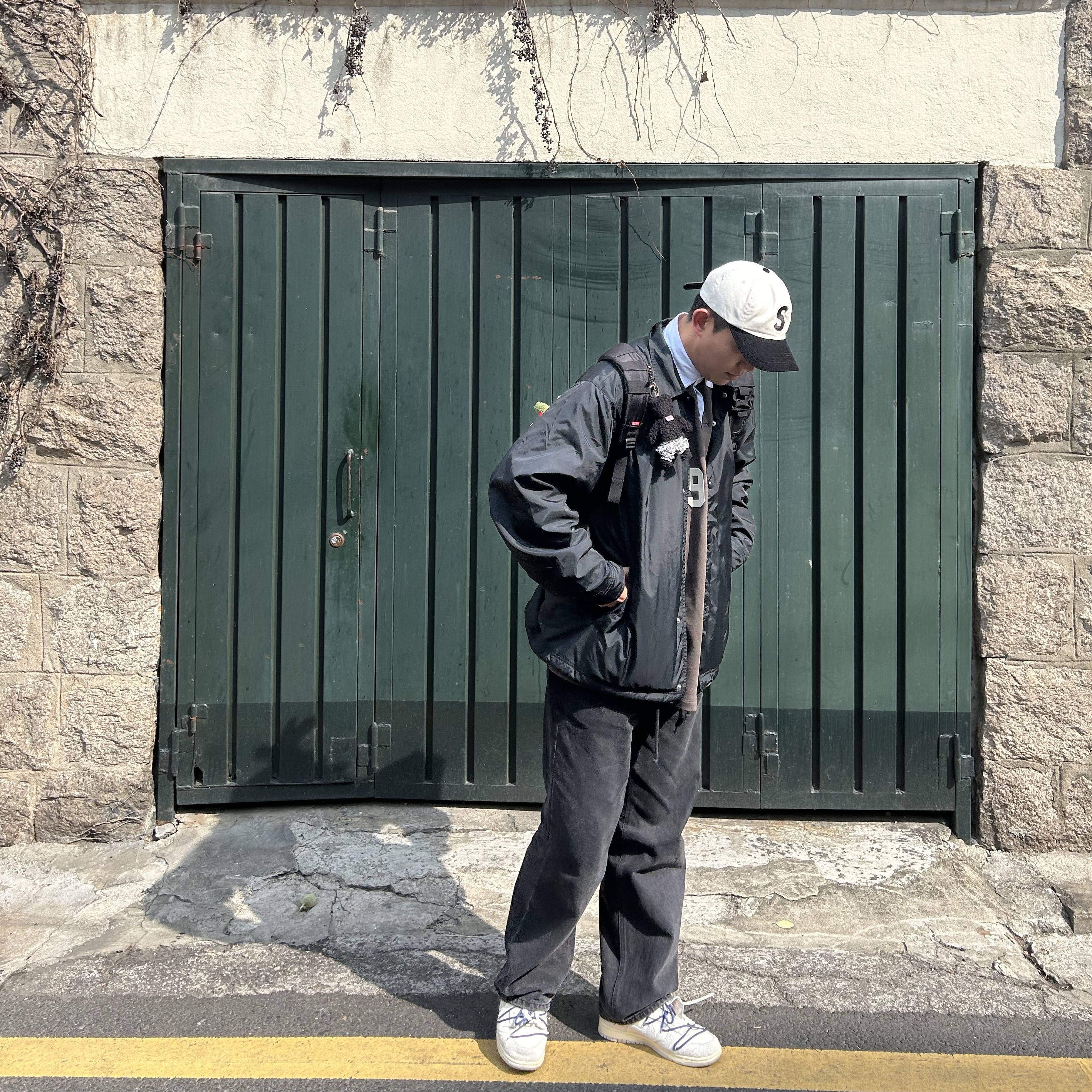 슈프림 x 챔피온 코치 자켓 블랙 - 24SS, 슈프림 백팩 블랙 - 19FW 착용 스타일 - 4