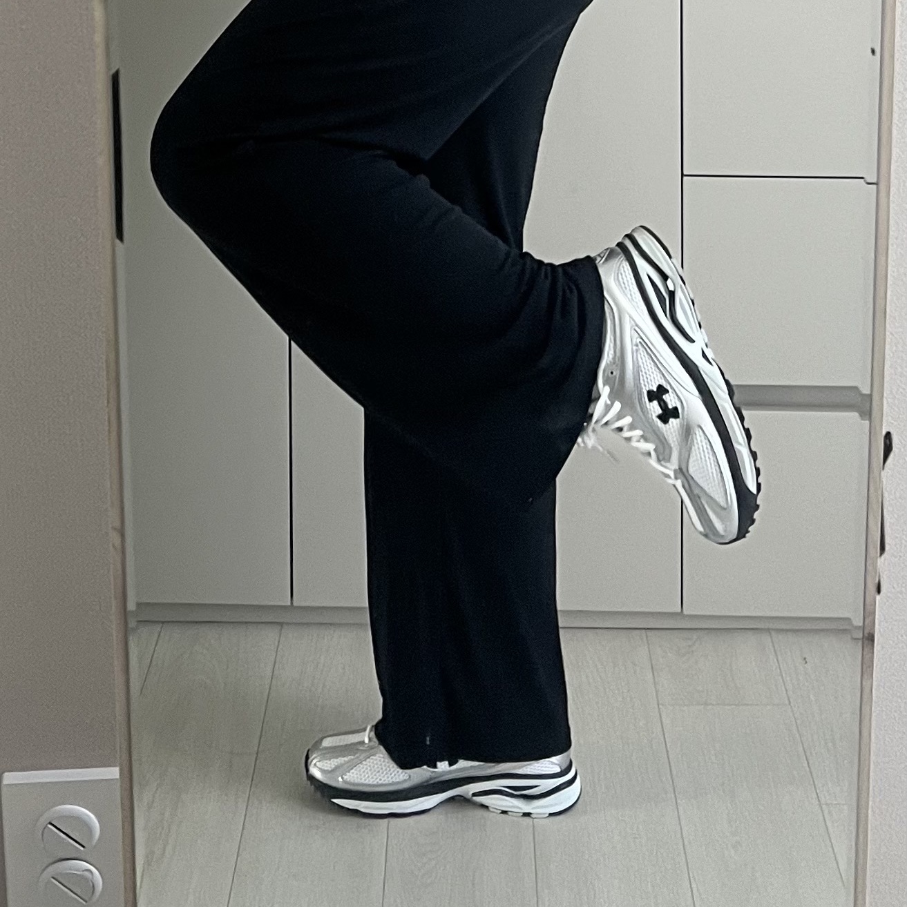 Under Armour Hovr Apparition White Metallic Silver 착용 스타일 - 6