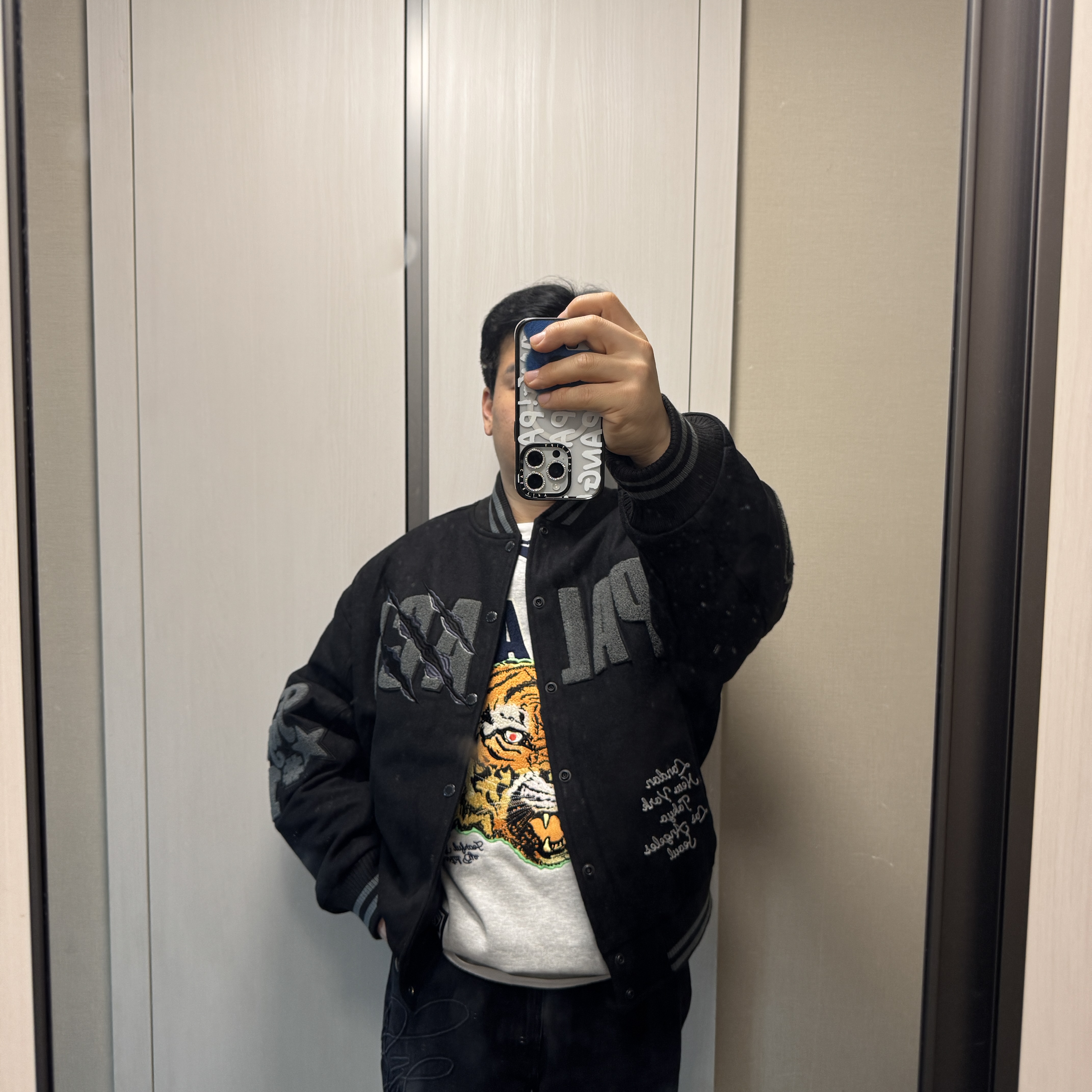 Palace Tora Tora Varsity Jacket Black - 25SS, Supreme Script Baggy Denim Short Washed Black - 24SS 착용 스타일 - 3