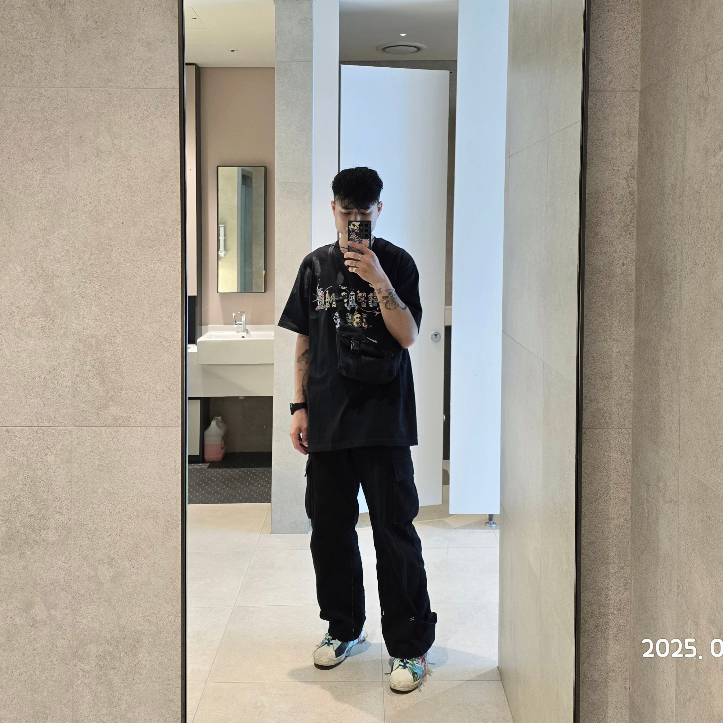 Supreme Mini Messenger Bag Black - 25SS, Supreme Varsity T-Shirt Black - 24SS 착용 스타일