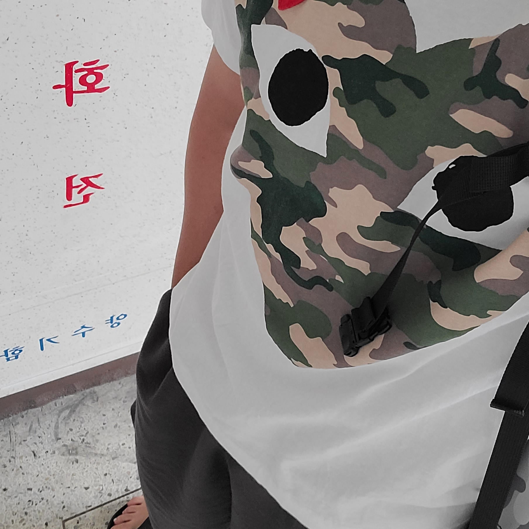 Play Comme des Garcons Camouflage Heart T-Shirt White 착용 스타일