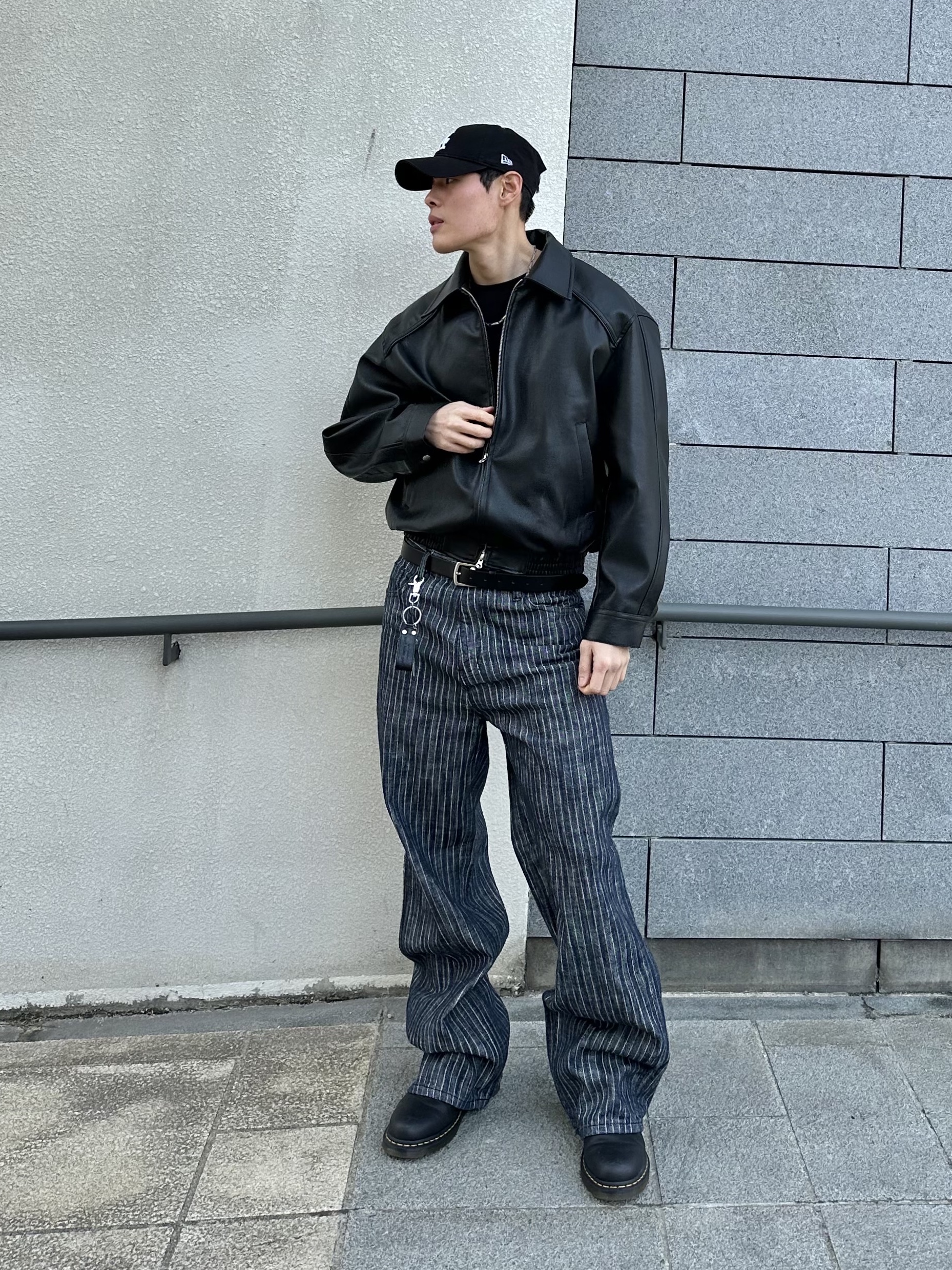 Dr. Martens 1460 Smooth Boots Black, Dr. Martens 1460 Mono Smooth Leather Lace Up Boots Black 착용 스타일 - 3