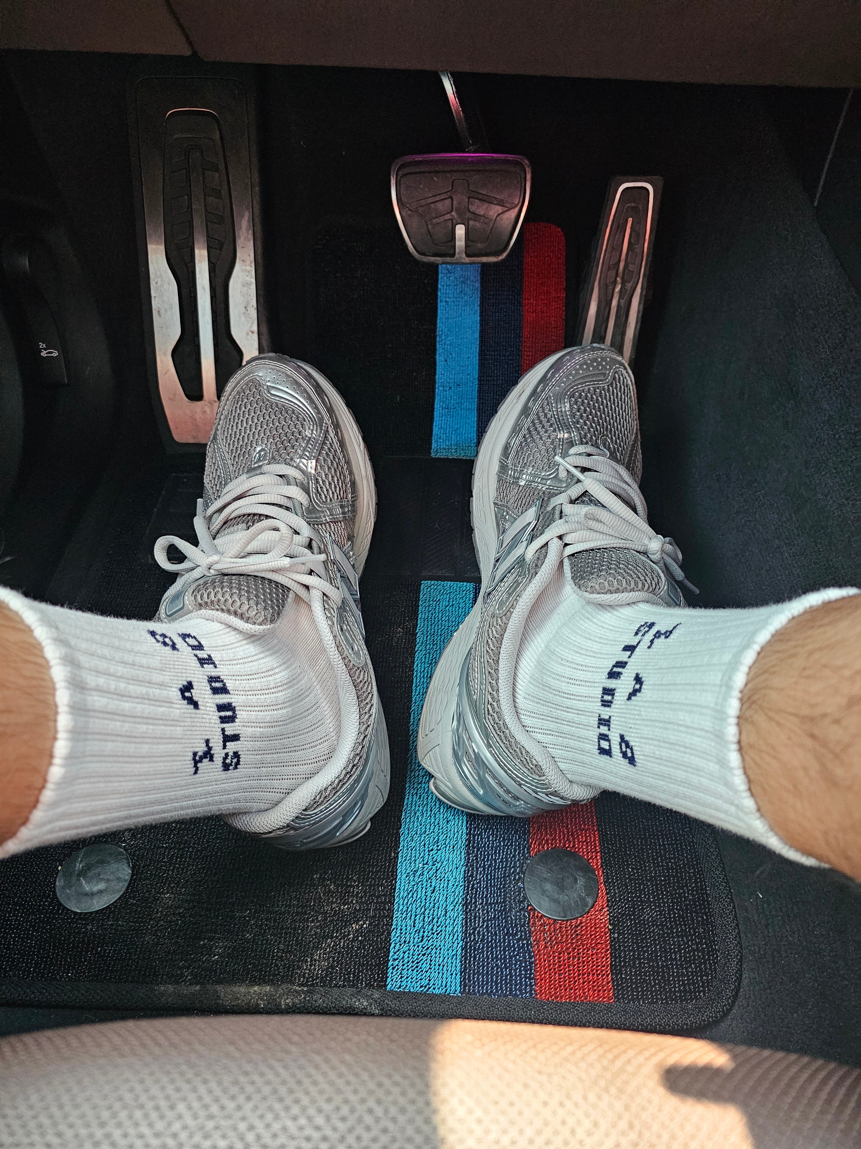 New Balance 1906R Harbor Grey Silver Metalic, IAB Studio Socks White Black (5 Pack) 착용 스타일