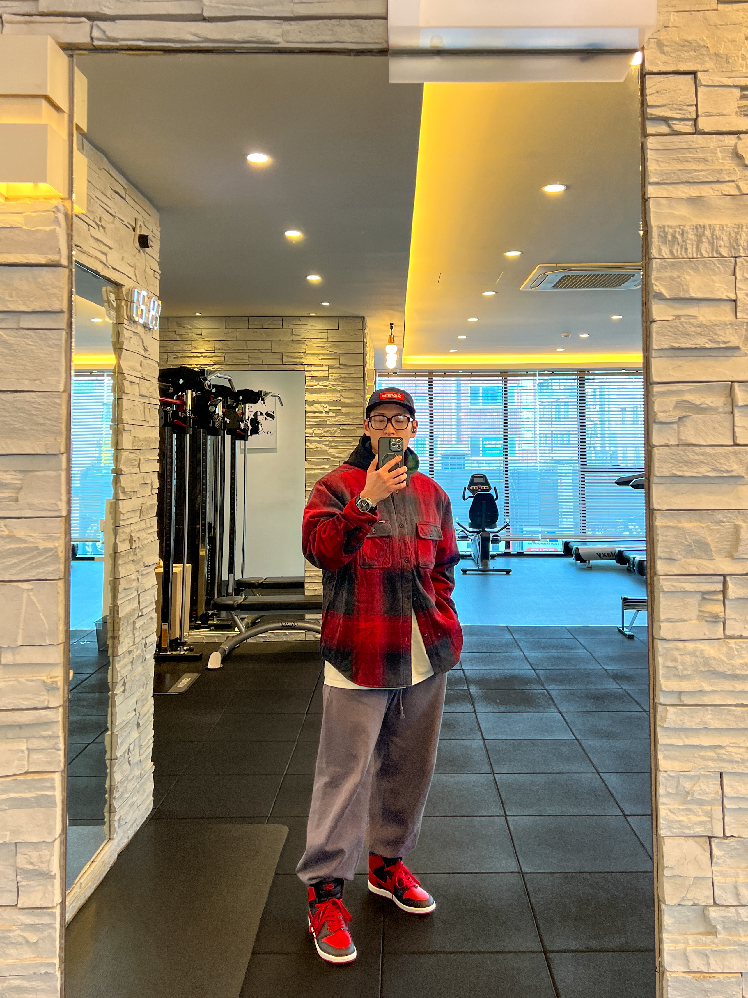 Jordan 1 High 85 Bred, Supreme Announcing T-Shirt White - 25SS 착용 스타일