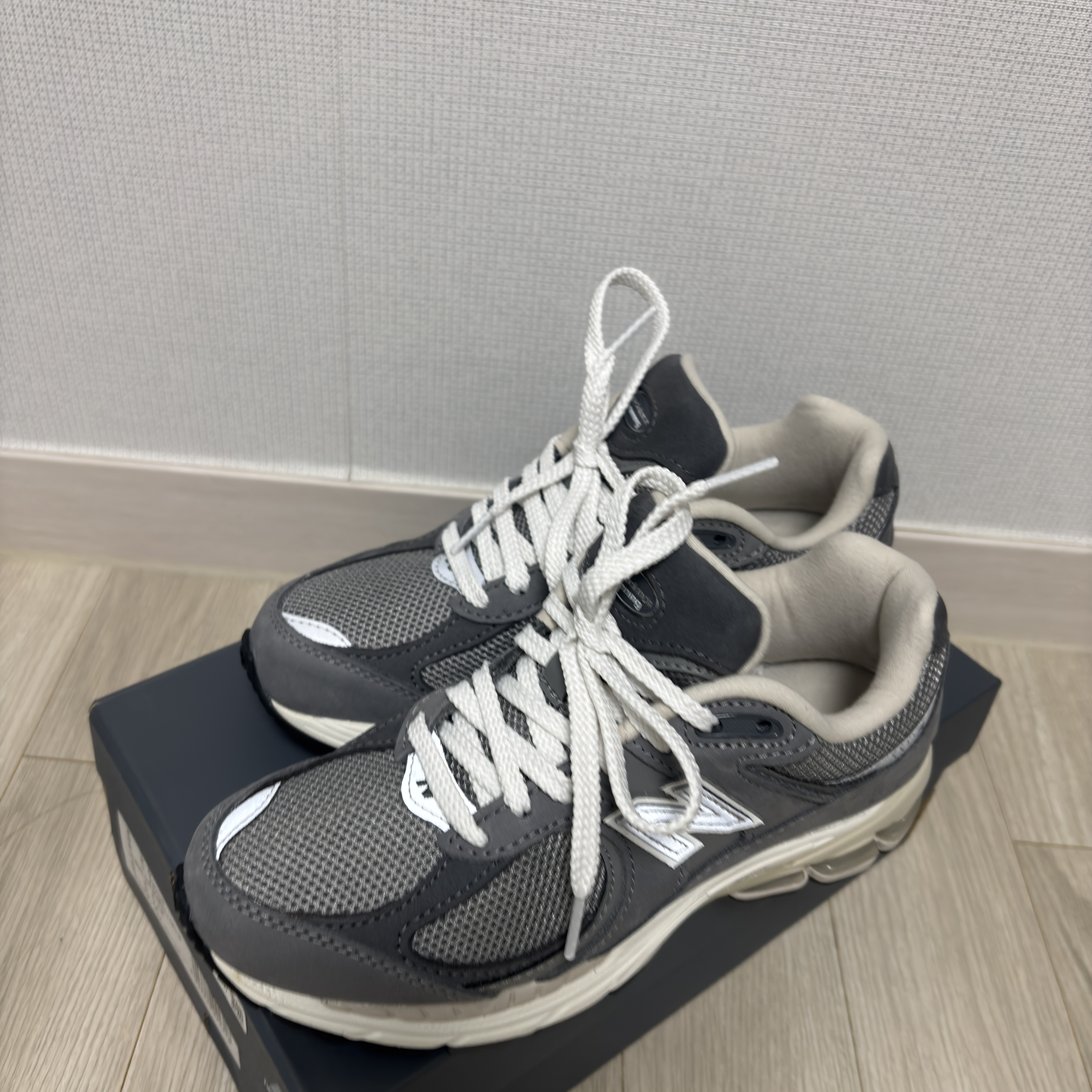 New Balance 2002R Premium Vintage Grey 착용 스타일 - 2