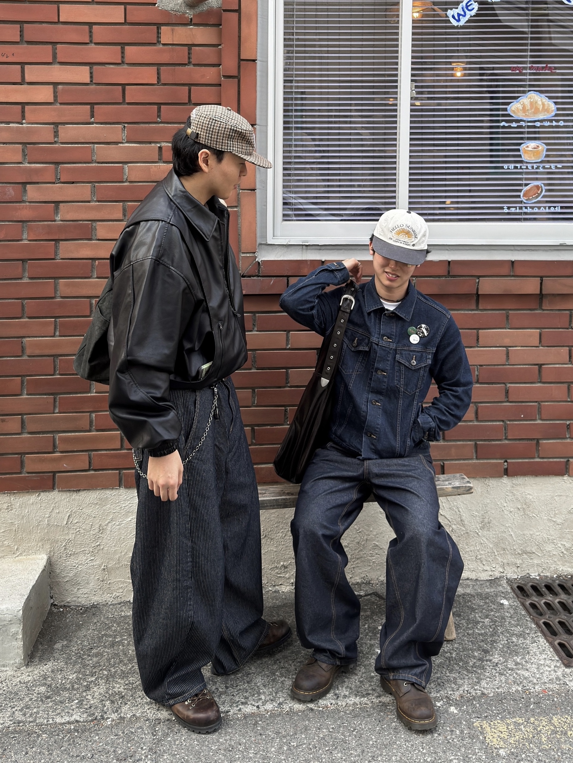 Stussy Canvas Flight Bag Washed Black 착용 스타일 - 2