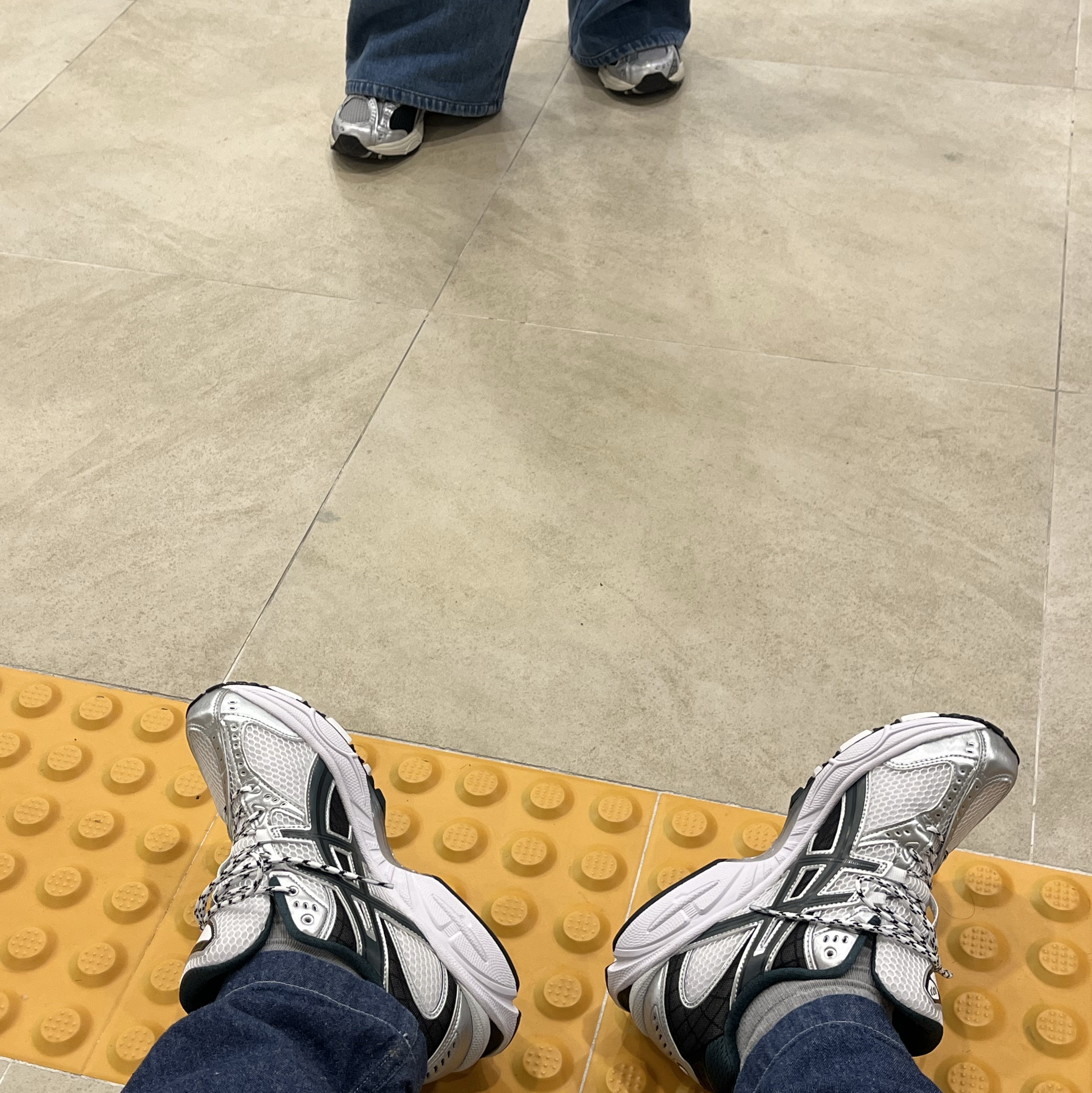 Asics Gel-Nimbus 10.1 White Saxon Green, Asics Gel-Nimbus 10.1 Piedmont Grey Pure Silver 착용 스타일