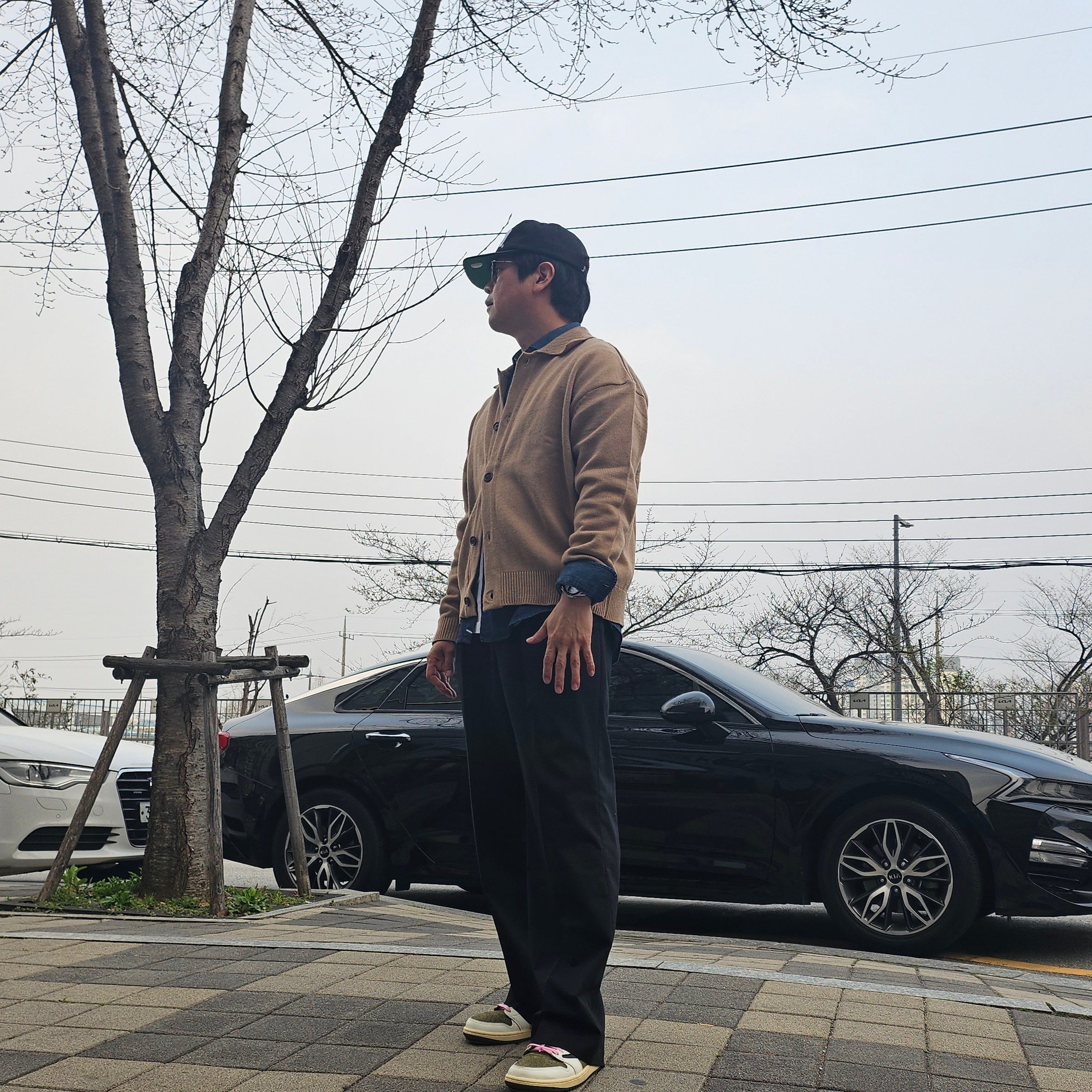 Jordan 1 x Travis Scott Retro Low OG SP Reverse Olive, Stussy Stu Arch Strapback Cap Black 착용 스타일 - 1