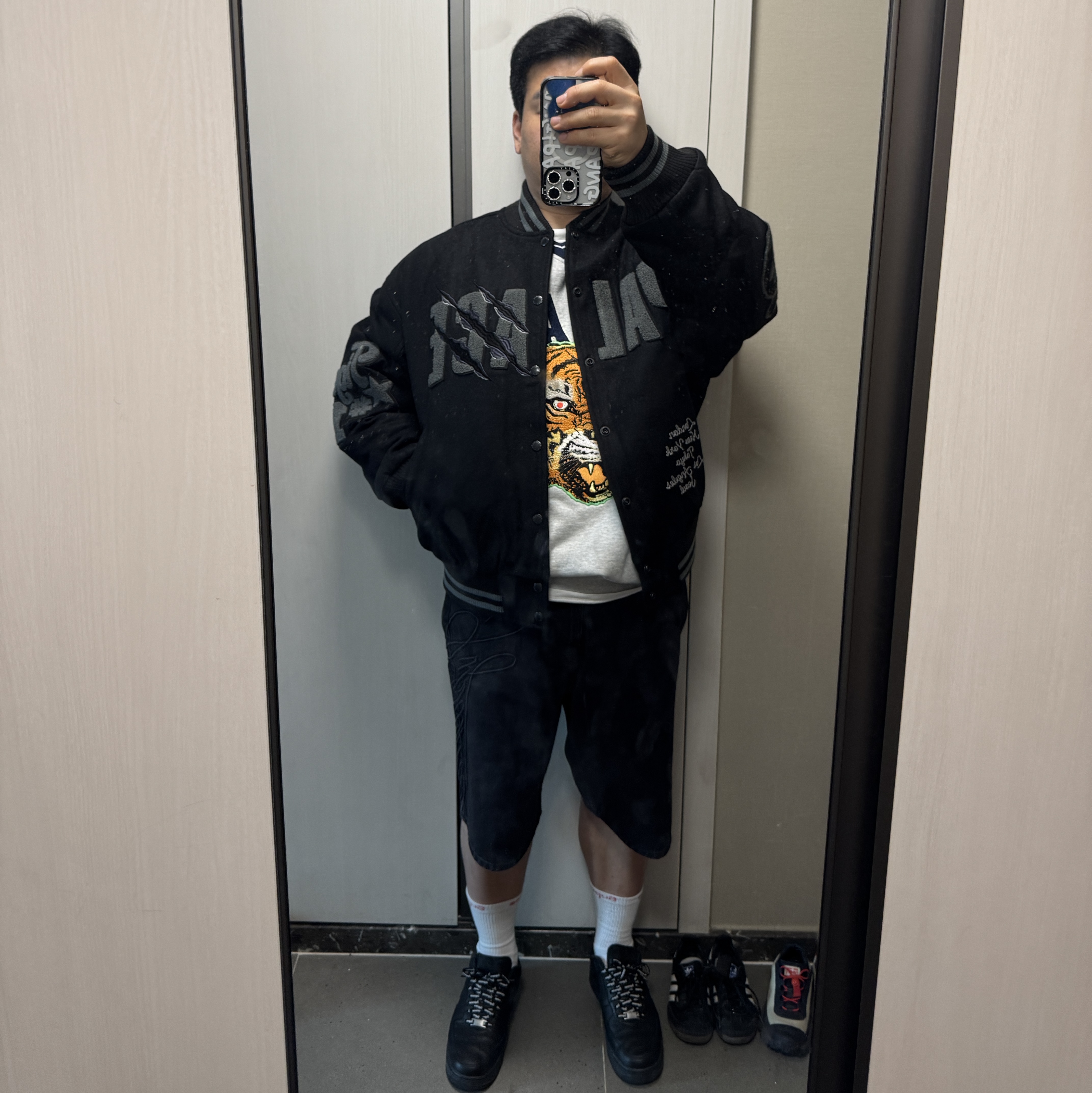 Palace Tora Tora Varsity Jacket Black - 25SS, Supreme Script Baggy Denim Short Washed Black - 24SS 착용 스타일 - 1