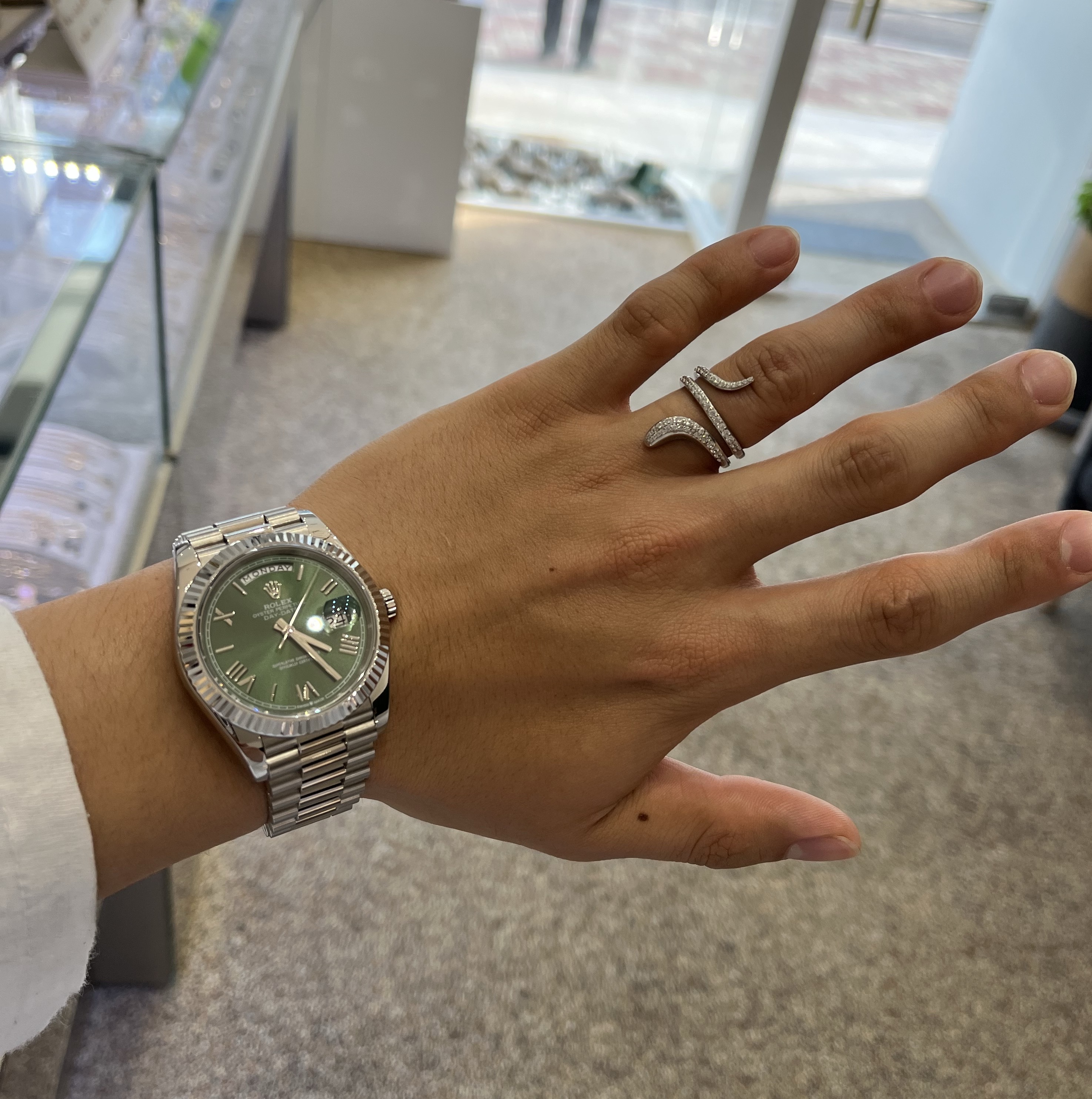 Rolex Day-Date 40mm 228239 Olive Green Roman President 착용 스타일