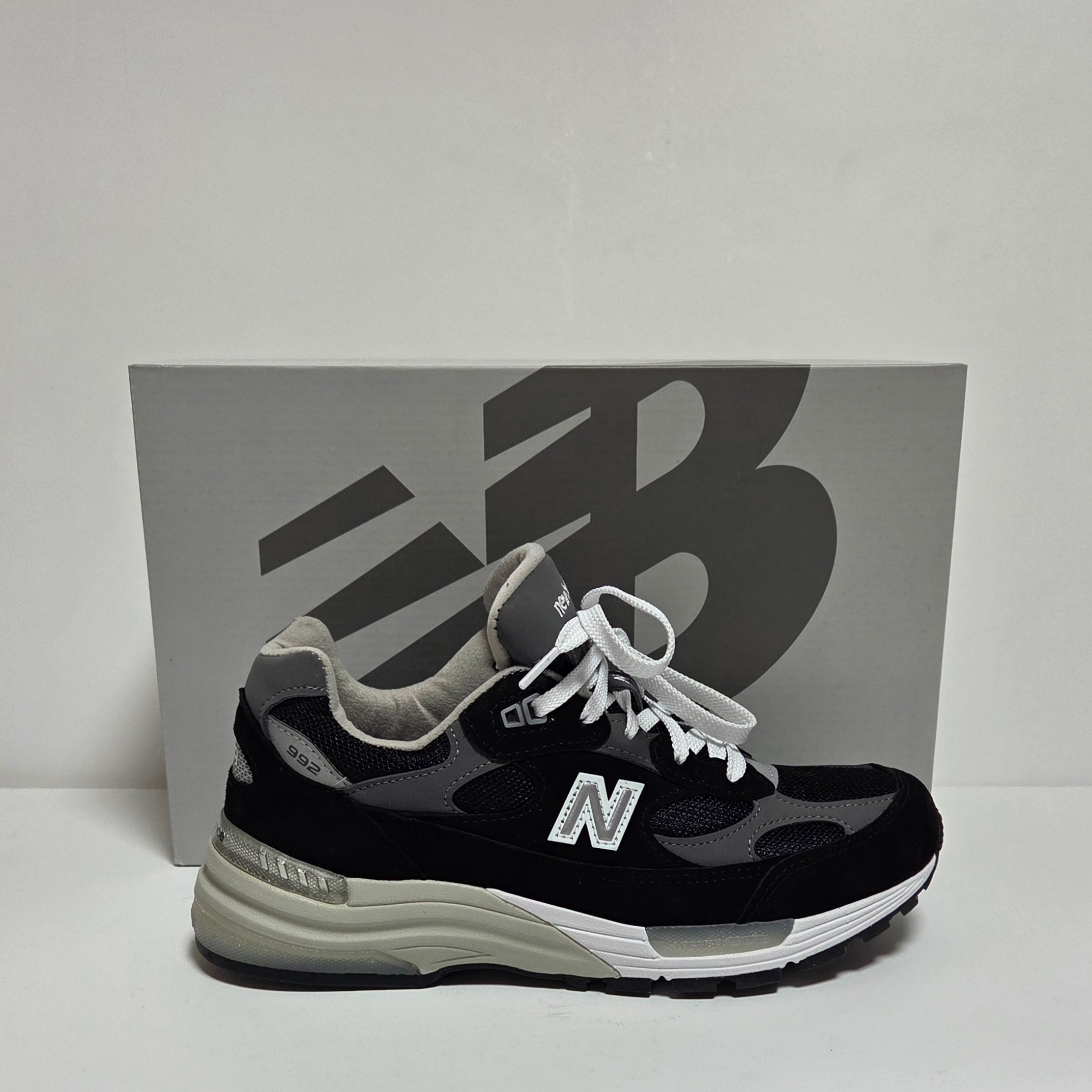 New Balance 992 Made in USA Core Black Grey 착용 스타일 - 1