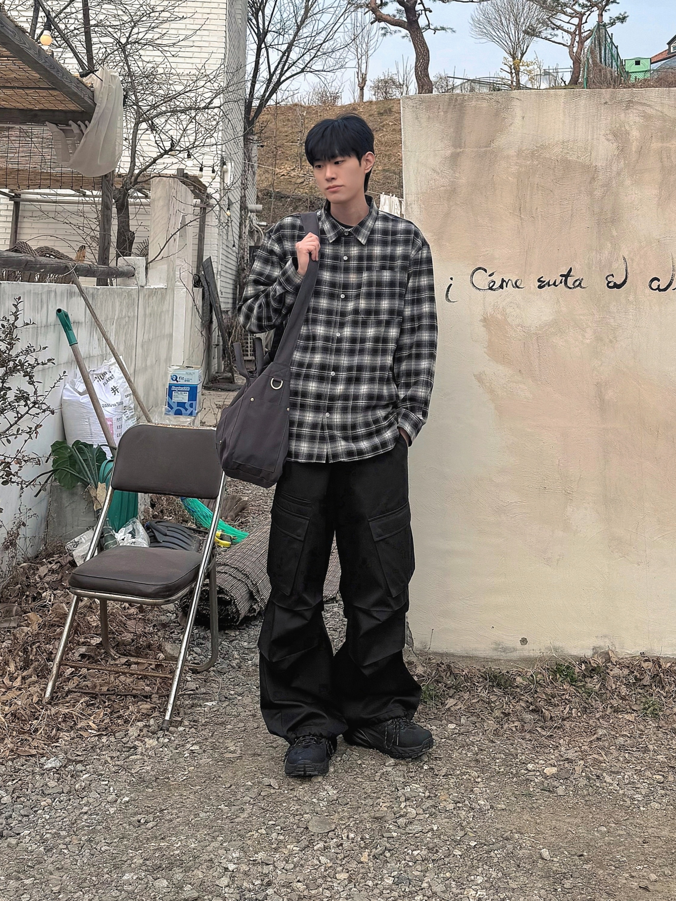 호카 카하 로우 고어텍스 블랙 차콜 그레이 착용 스타일 - 2