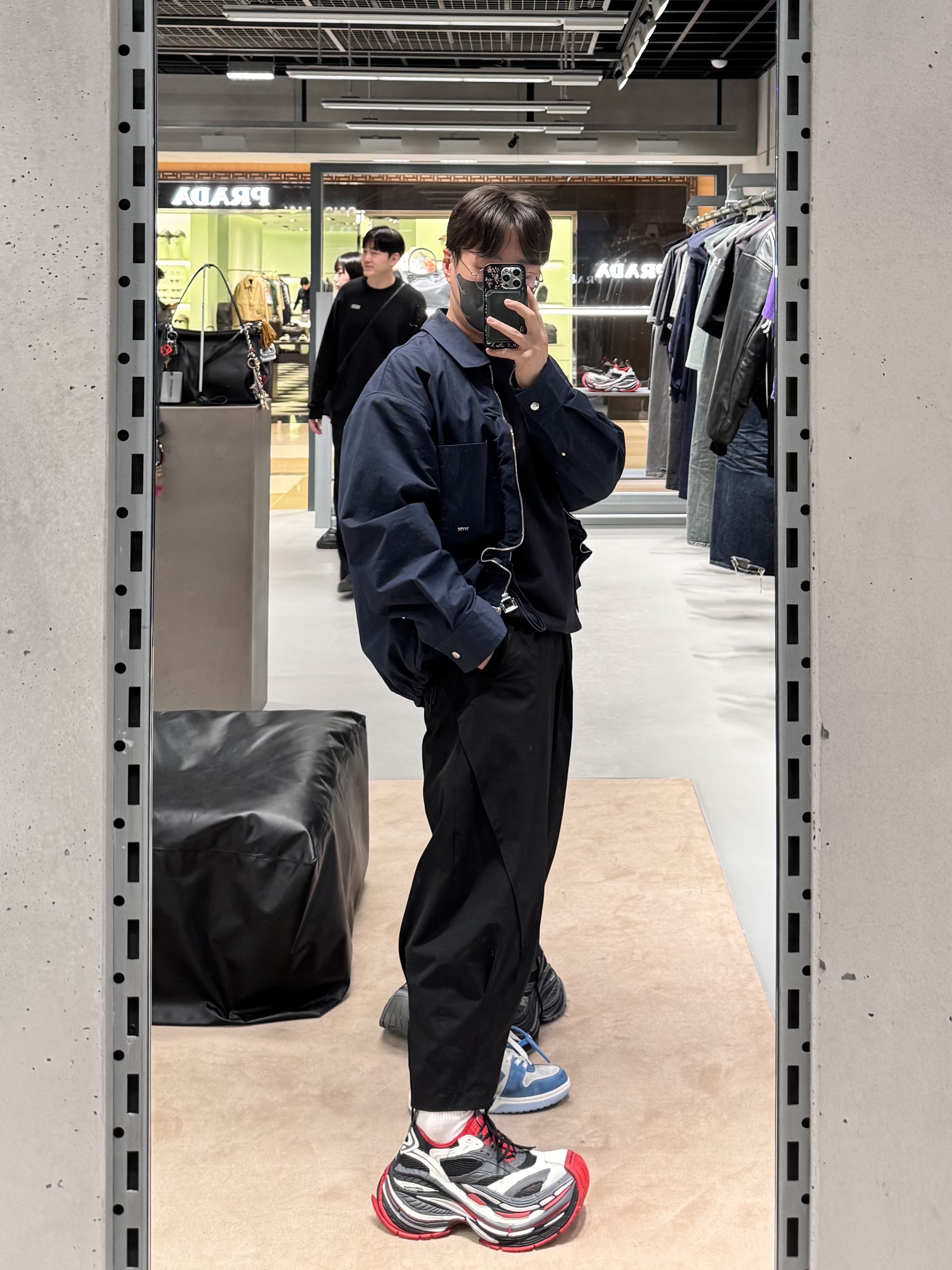 Wooyoungmi 3D Flower Back Logo Sweatshirt Navy - 24FW, Off-White Out of Office OOO Sneakers Suede Blue White - 22SS 착용 스타일 - 4