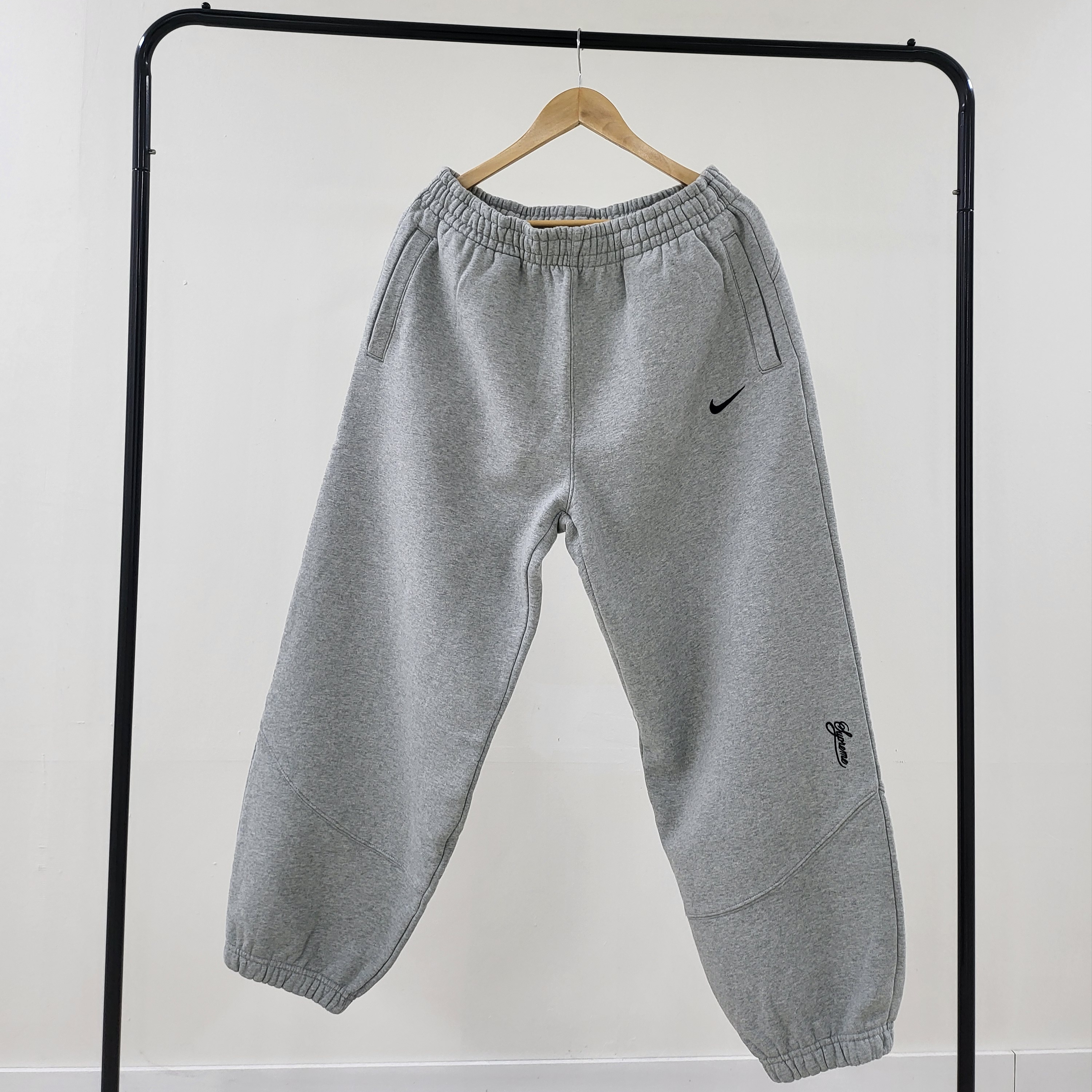 Supreme x Nike Sweatpant Heather Grey - 25SS 착용 스타일