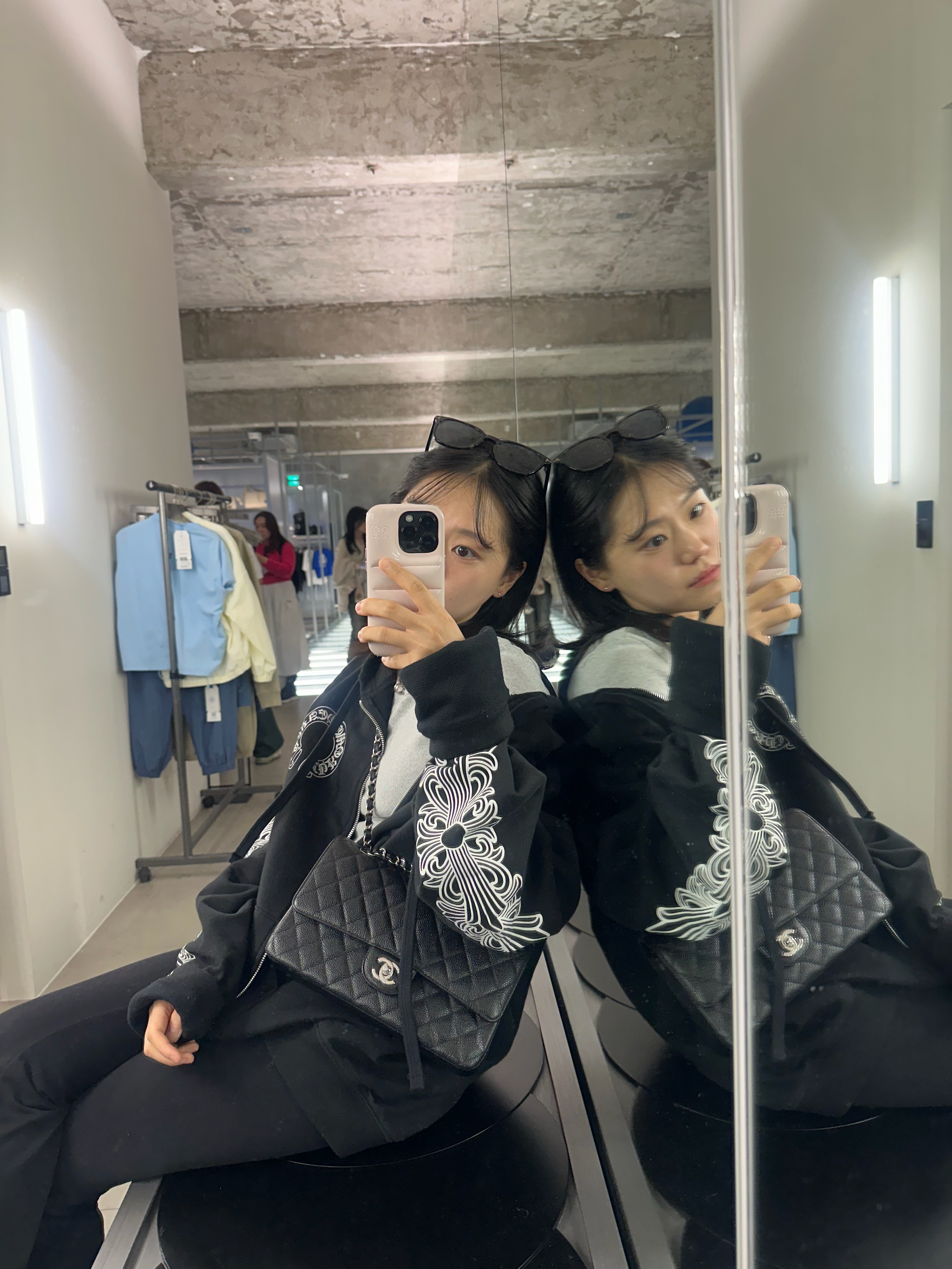 Chrome Hearts Horseshoe Floral Fleece Zip-Up Hoodie Black, Chanel Medium Classic Handbag Grained Calfskin & Silver Black 착용 스타일 - 2