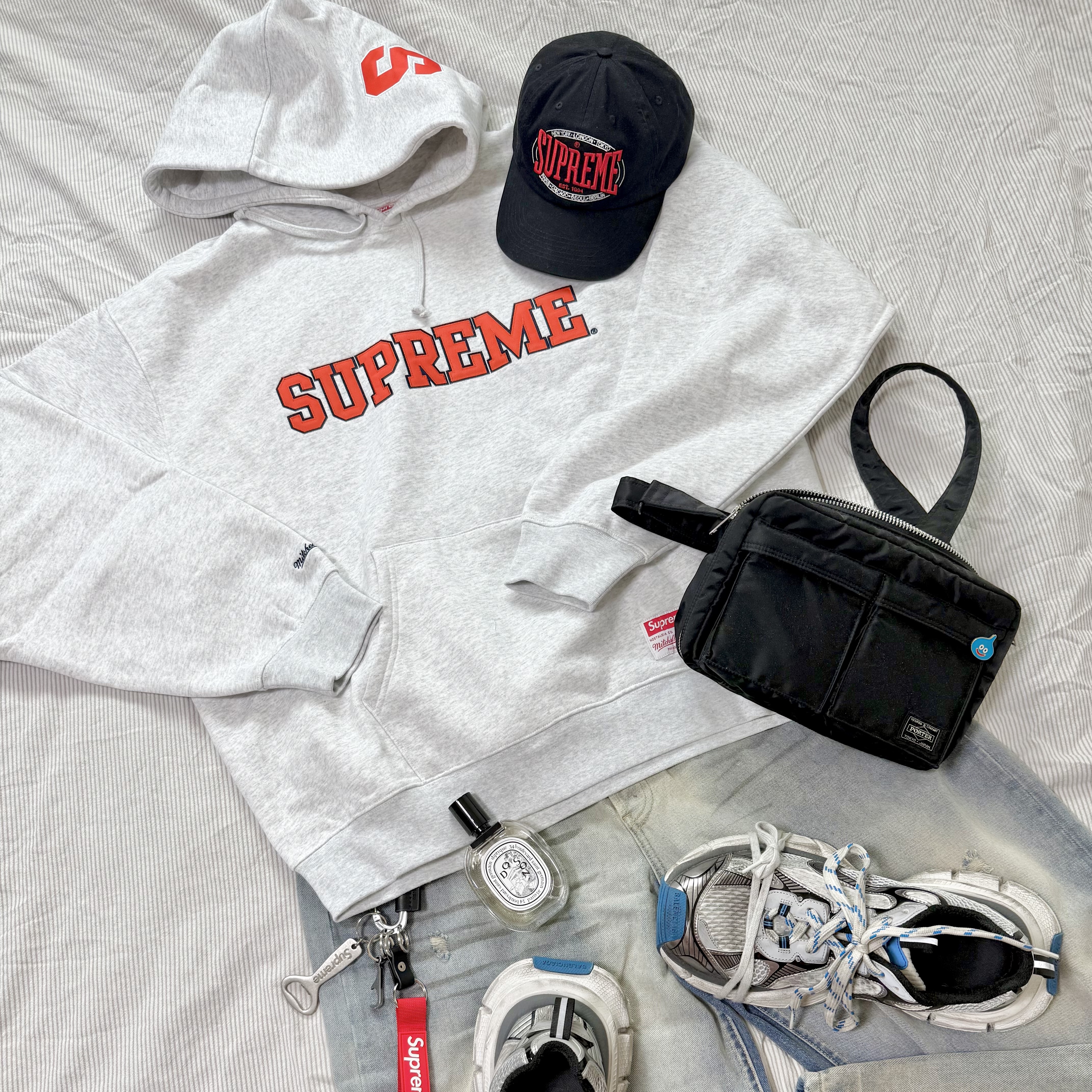 Supreme Bottle Opener Keychain Silver - 24FW, Supreme Mitchell & Ness NCAA Hooded Sweatshirt Ash Grey - 24FW 착용 스타일