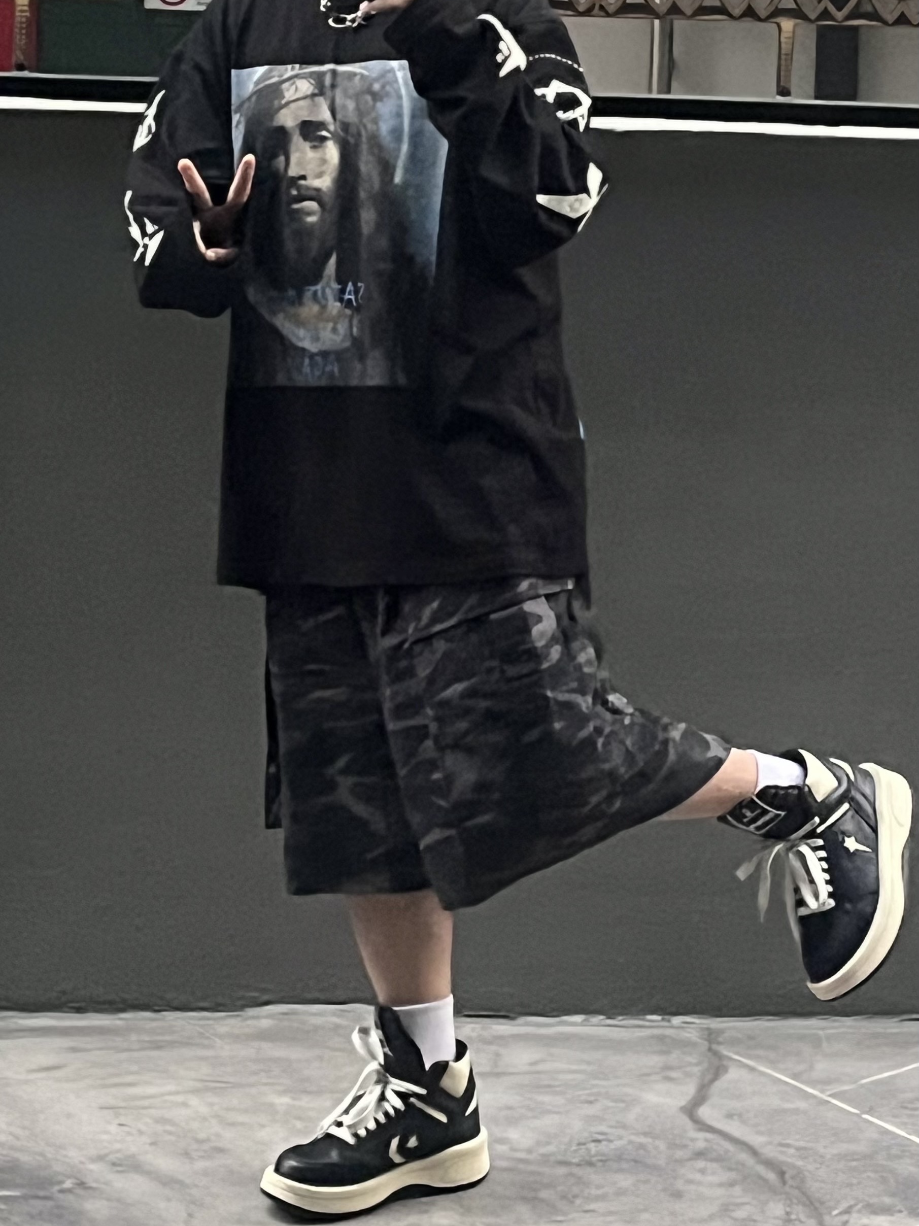 Converse x Drkshdw Turbowpn Black Cream, Undermycar Mu.46 Anti Fxxking Logo Play Big Cargo Rip-Camo Shorts Camo Gray 착용 스타일 - 2