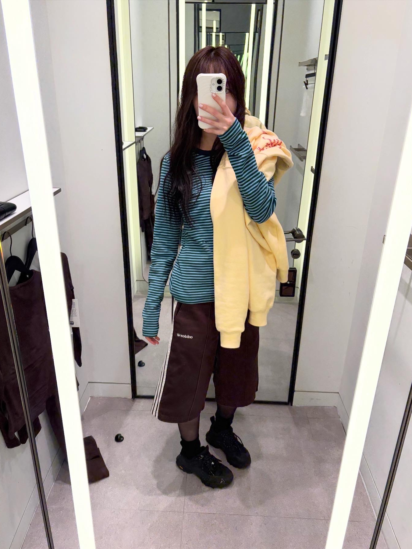 Adidas 80s Loose Buttoned 3-Stripes 11 Inch Bermuda Shorts Shadow Brown - KR Sizing, Roa Hiking Katharina Black 착용 스타일 - 1