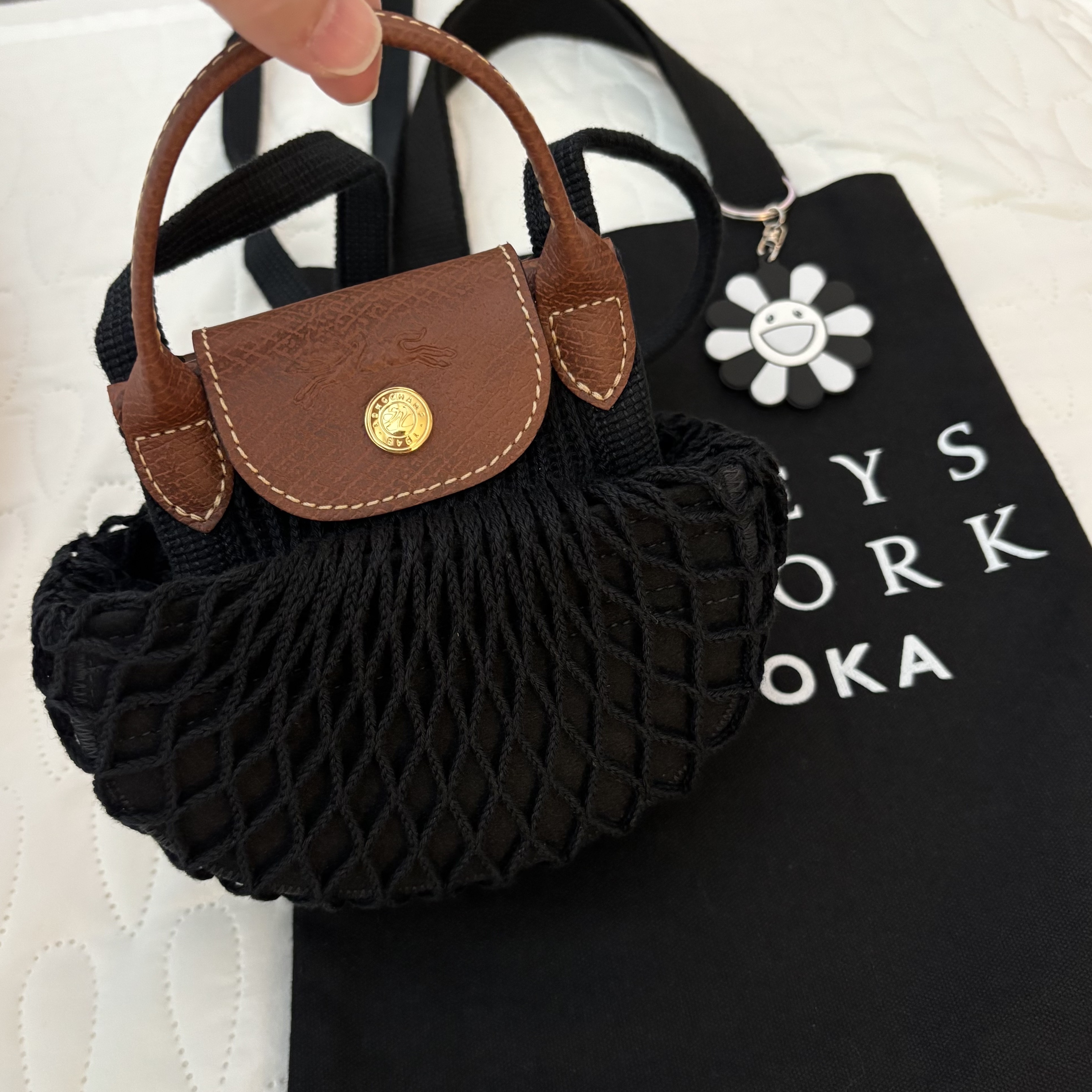 Kaikai Kiki Flower Rubber Keyring Gray Black 착용 스타일 - 4