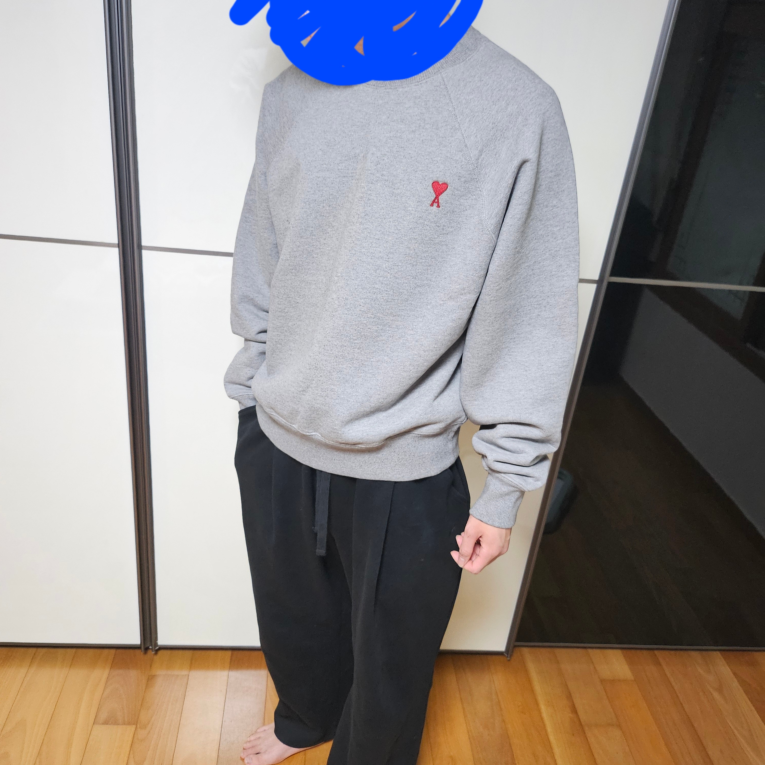 아미 스몰 하트 로고 스웨트셔츠 헤더 그레이 착용 스타일
