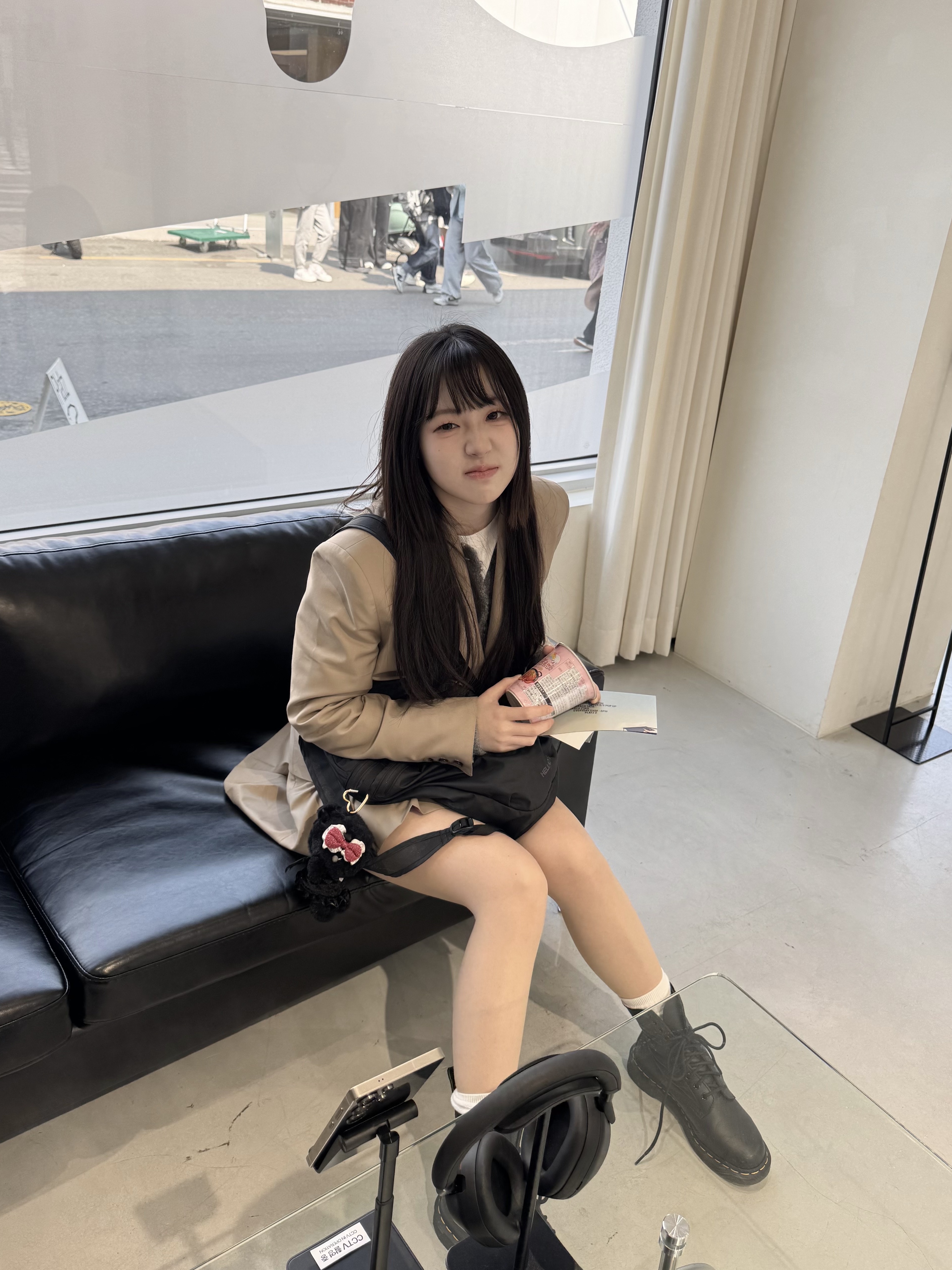 Dr. Martens Women 1490 Virginia Black, Arc'teryx Heliad 15 Backpack Black 착용 스타일 - 2